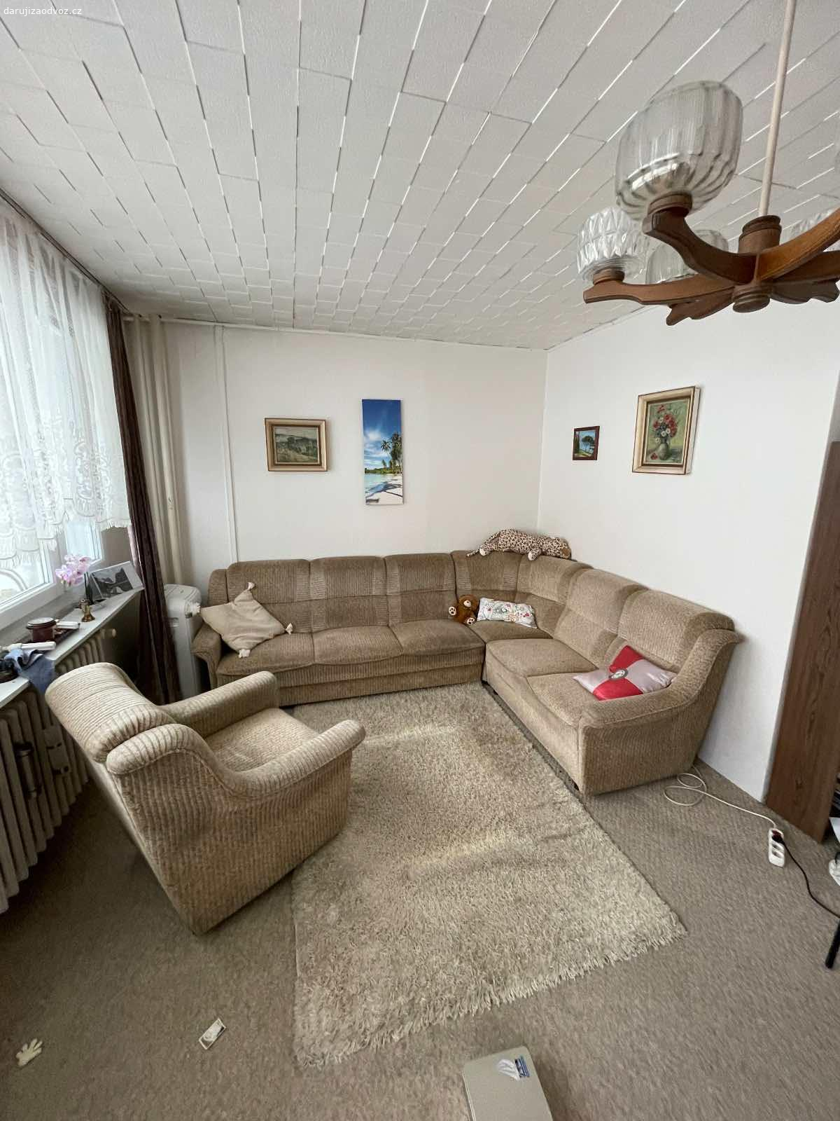 Daruji sedaci soupravu. Rohova sedaci souprava plus kreslo. Soupravu lze rozlozit. Sestava ze 3 dilu.