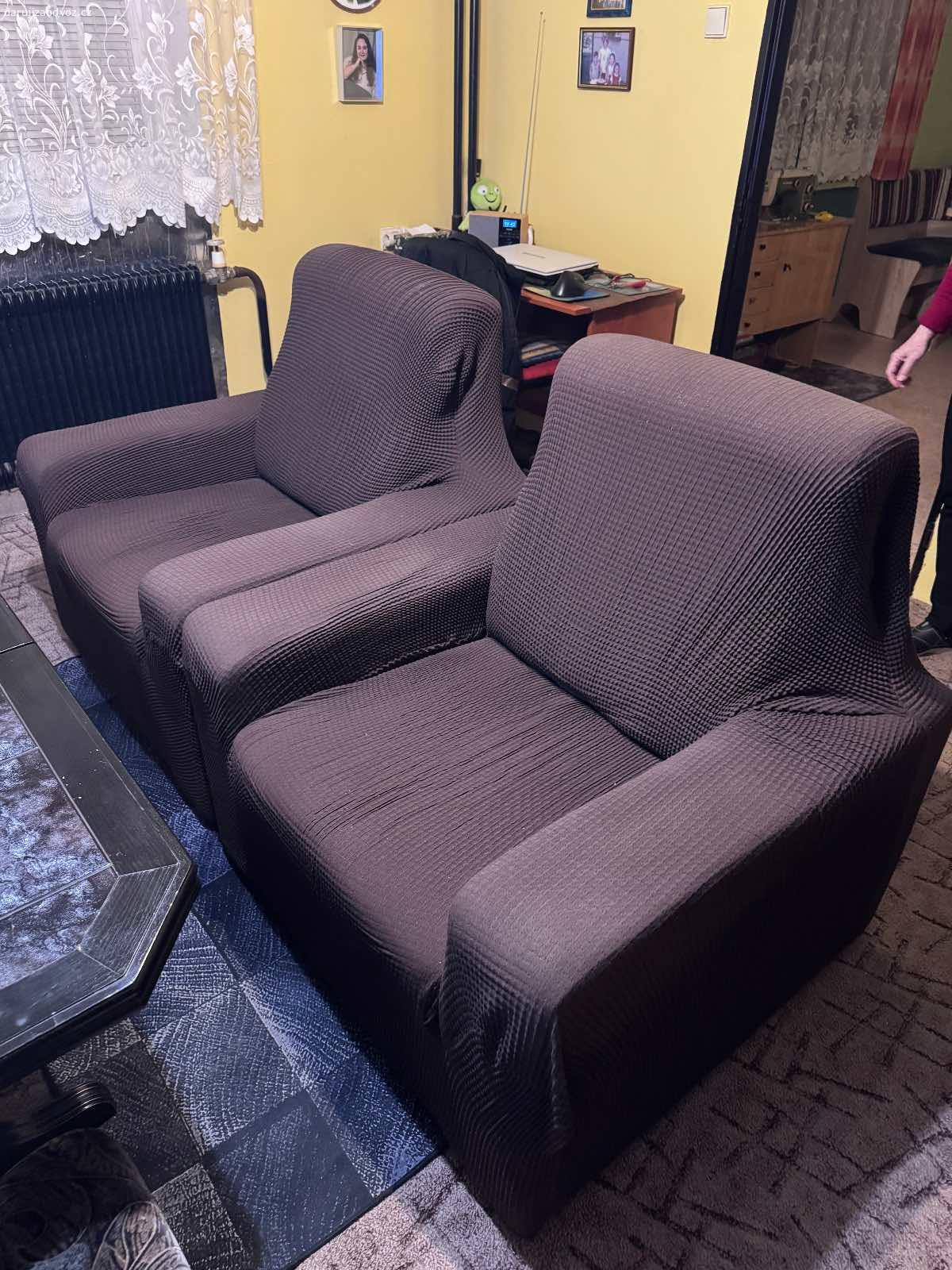 Daruji sedací soupravu. Starší sedací souprava. Područky se olupují.