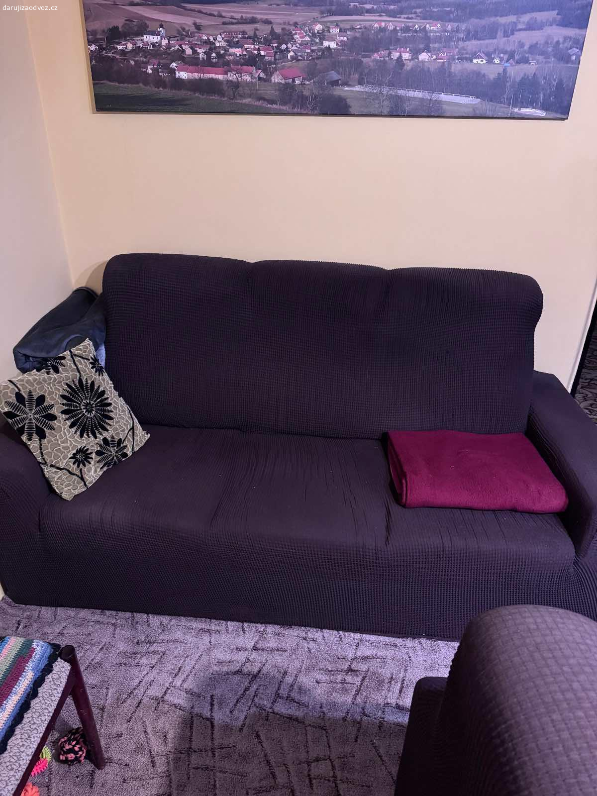 Daruji sedací soupravu. Starší sedací souprava. Područky se olupují.