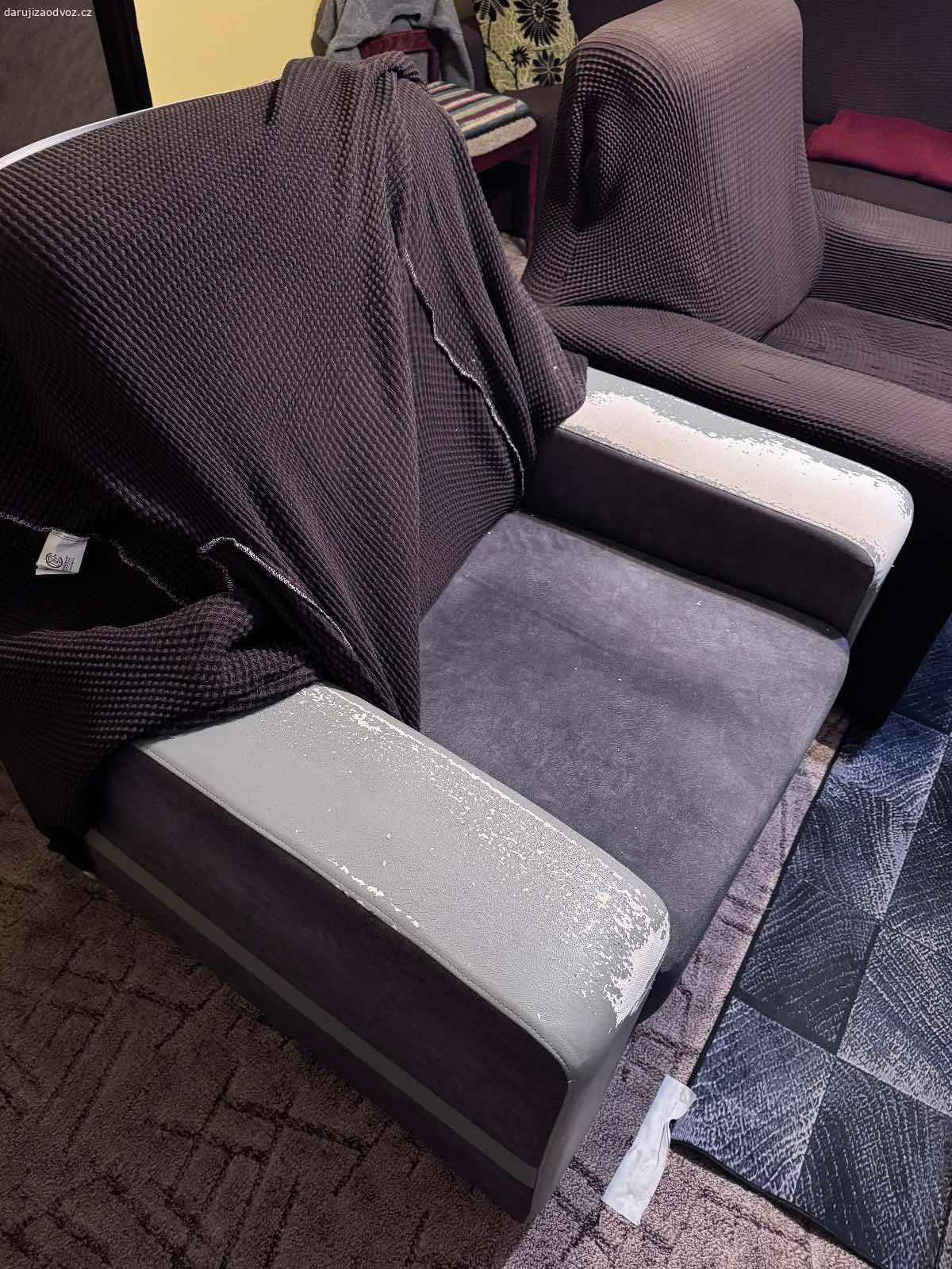 Daruji sedací soupravu. Starší sedací souprava. Područky se olupují.