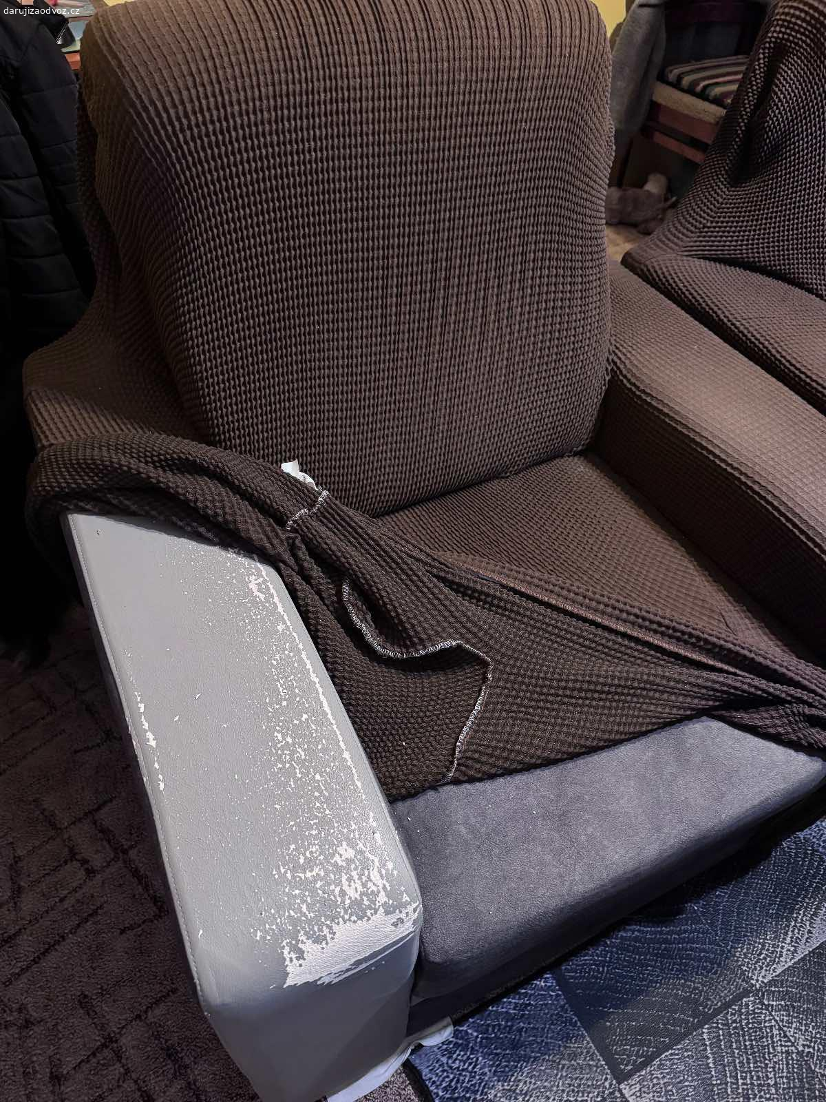 Daruji sedací soupravu. Starší sedací souprava. Područky se olupují.