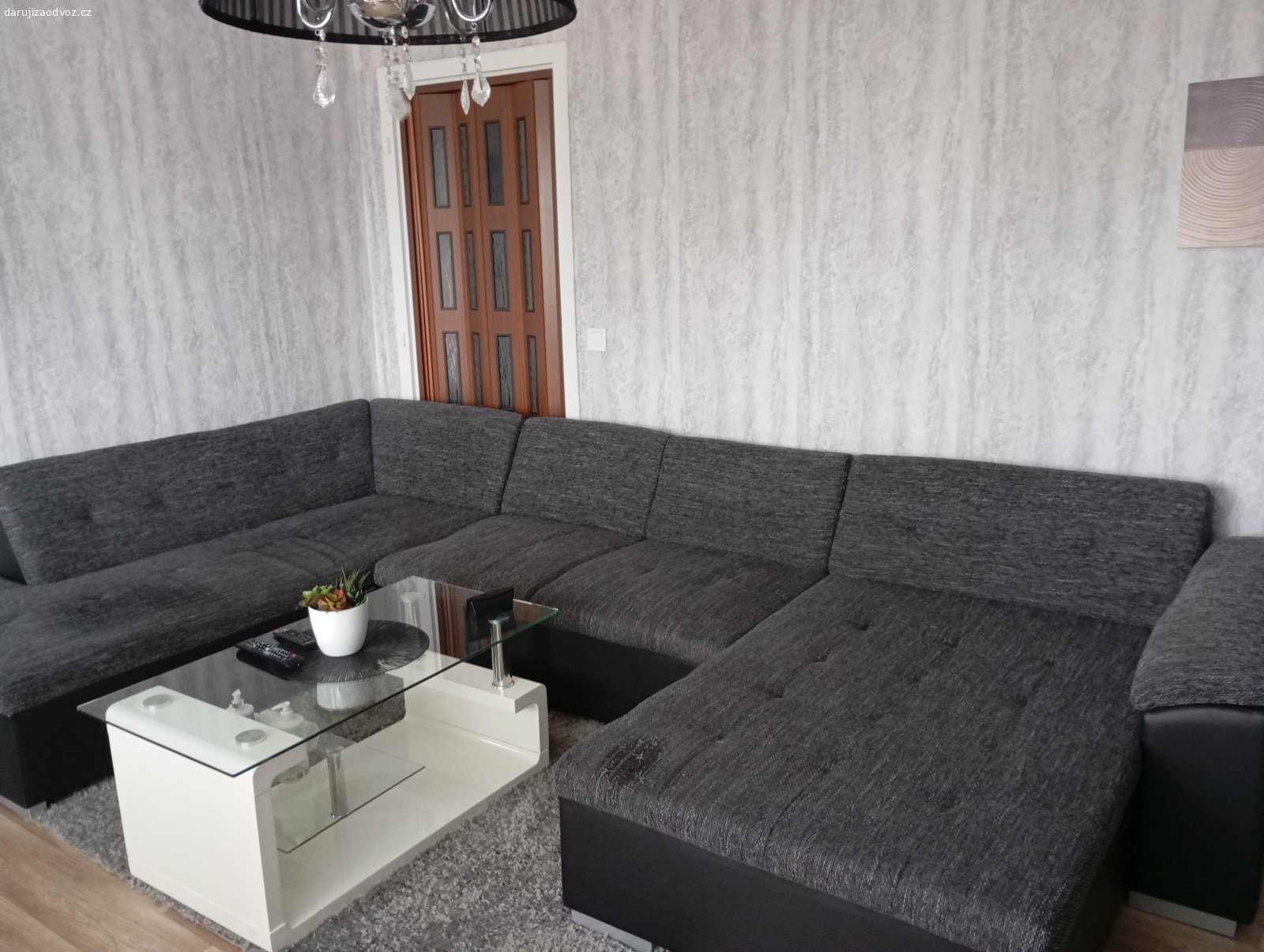 Daruji sedací soupravu. Daruji sedací soupravu třeba do začátku mladým lidem.Sedaci souprava je nerozkládací ,široká je 345cm,levý díl je dlouhý 200cm a pravý 165cm .Je z nekuřáckého prostředí ,ale s mazlíčkem v bytě ,naposledy profesionálně čištěná před 1,5 rokem.Nese známky použití,na jednom místě vydřená látka ,na dalším již dochází k prořídnutí ,ale jinak nikde neponičená ,kůže nepotrhaná,korpus není nikde prasklý.Je potřeba zítra od 11h do 18 h sedačku odvést !!! a odnést ze 3.patra ,máme výtah ,prostředni díl se zřejmě vejde .Bydlím v Ústí nad Labem
