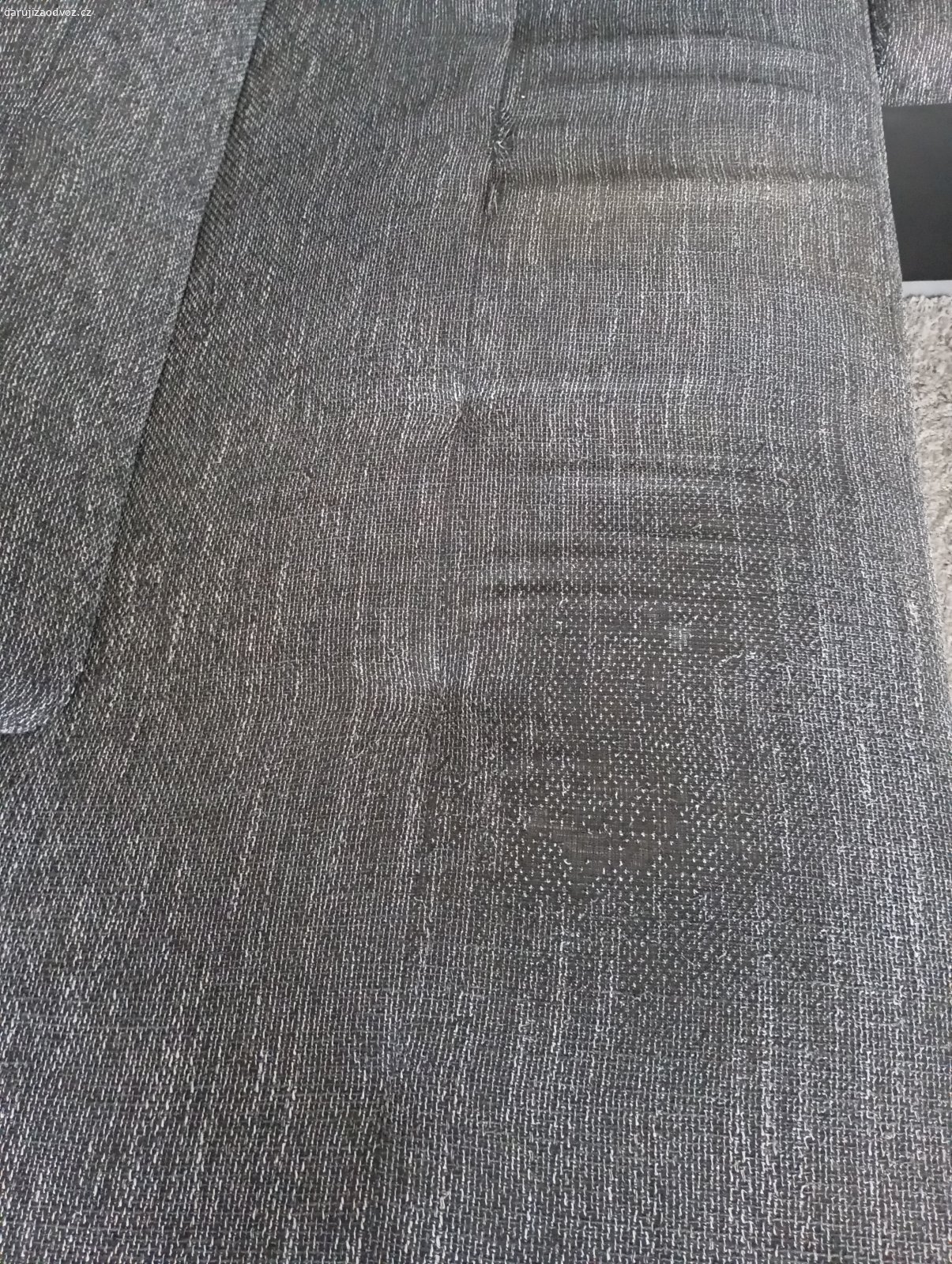 Daruji sedací soupravu. Daruji sedací soupravu třeba do začátku mladým lidem.Sedaci souprava je nerozkládací ,široká je 345cm,levý díl je dlouhý 200cm a pravý 165cm .Je z nekuřáckého prostředí ,ale s mazlíčkem v bytě ,naposledy profesionálně čištěná před 1,5 rokem.Nese známky použití,na jednom místě vydřená látka ,na dalším již dochází k prořídnutí ,ale jinak nikde neponičená ,kůže nepotrhaná,korpus není nikde prasklý.Je potřeba zítra od 11h do 18 h sedačku odvést !!! a odnést ze 3.patra ,máme výtah ,prostředni díl se zřejmě vejde .Bydlím v Ústí nad Labem