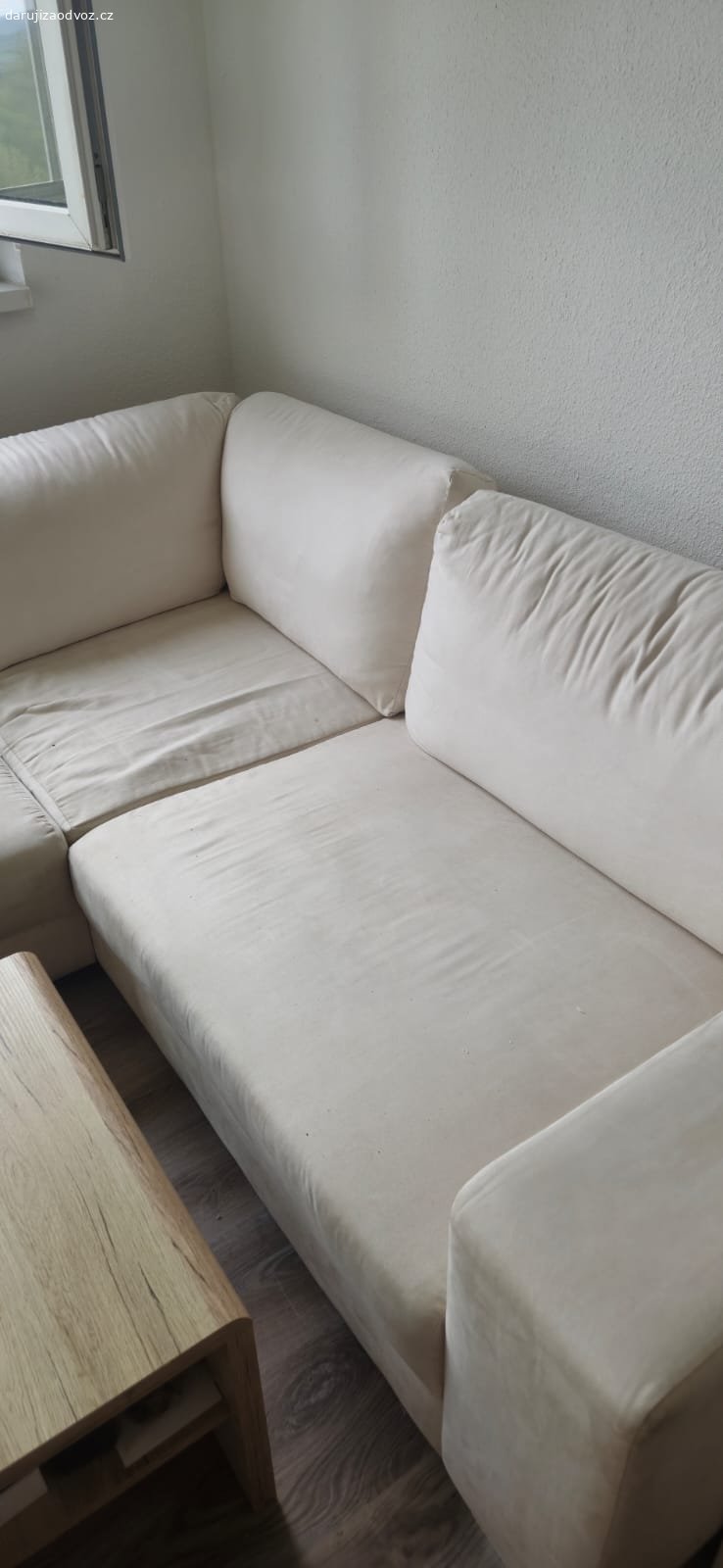 Daruji sedací soupravu. Za odvoz daruji sedací soupravu , původně byla do tvaru U , nyní L . Chybí jedna část.  Možná někomu poslouží.  Nutno snést ze 7 patra . Nevejde se do výtahu.