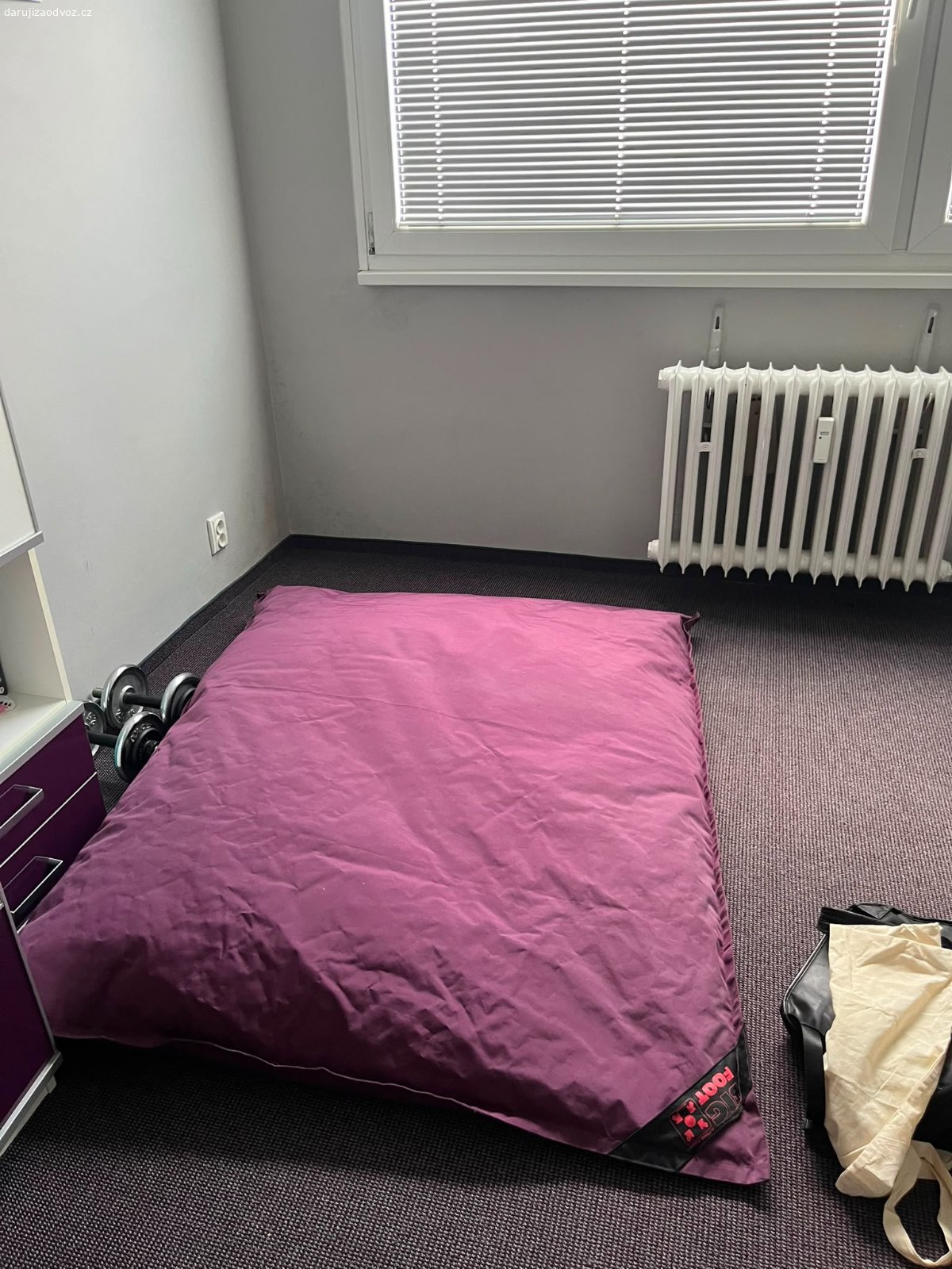 REZERVOVANO. Daruji sedací vak, POZOR = je docela velký, na délku cca 1.5m.

Vyzvednuti idealne 26.7. do 21:00, pripadne do ctvrtka 30.7.

Piste idealne WhatsApp nebo SMS, NEVOLAT!