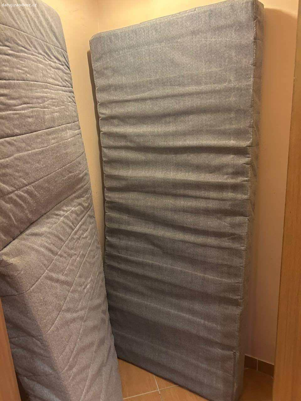 Daruji sedačku a dvě matrace za odvoz. Praha 10, Kamelova 
Za odvoz