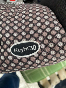 Darují sedačku do auta