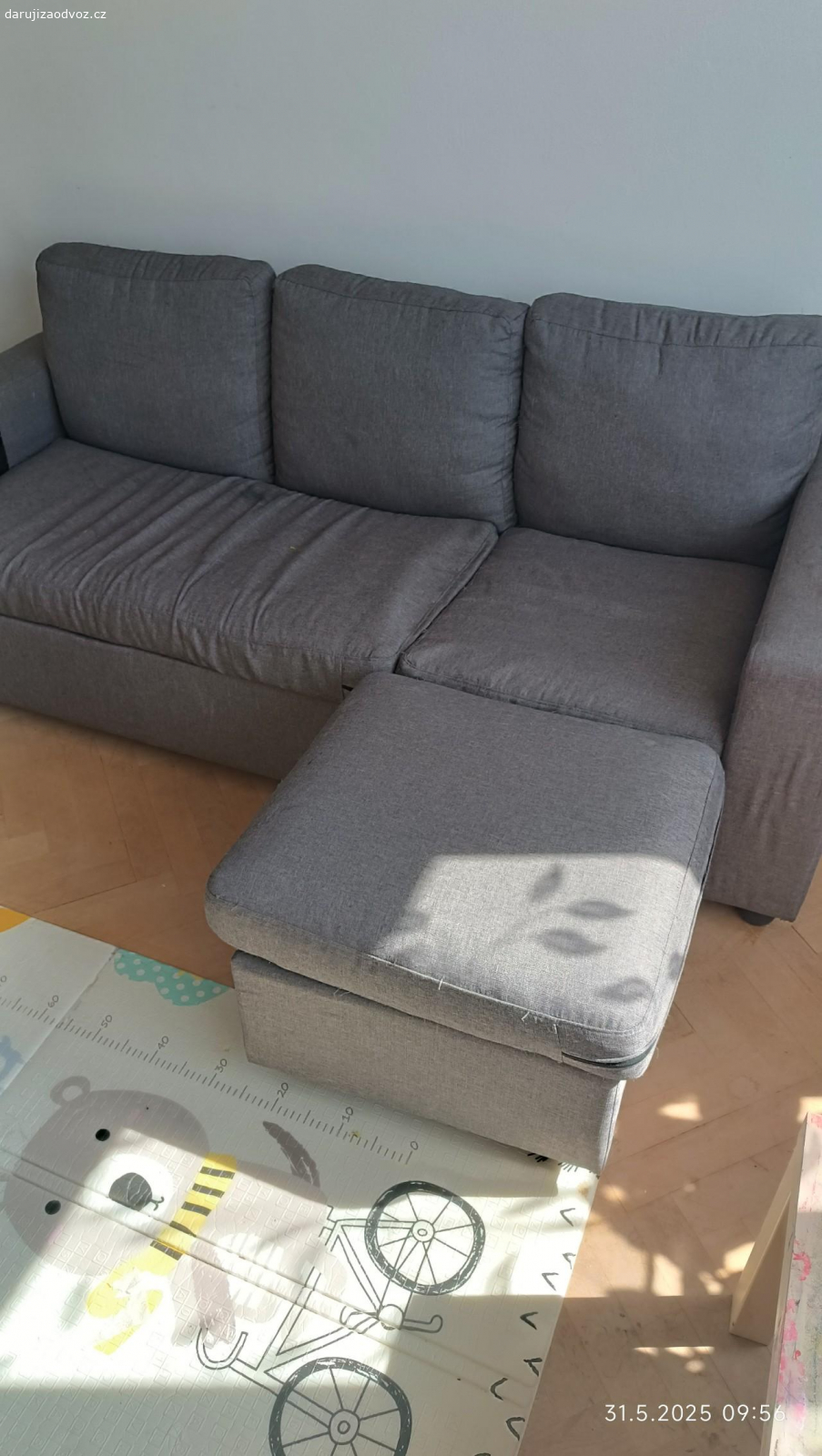 Daruji sedačku/gauč s taburetem. rozměry sedačky jsou délka 208cm, šířka 90cm
rozměry taburetu 60x60cm

sedačka není rozkládací a nemá úložný prostor
