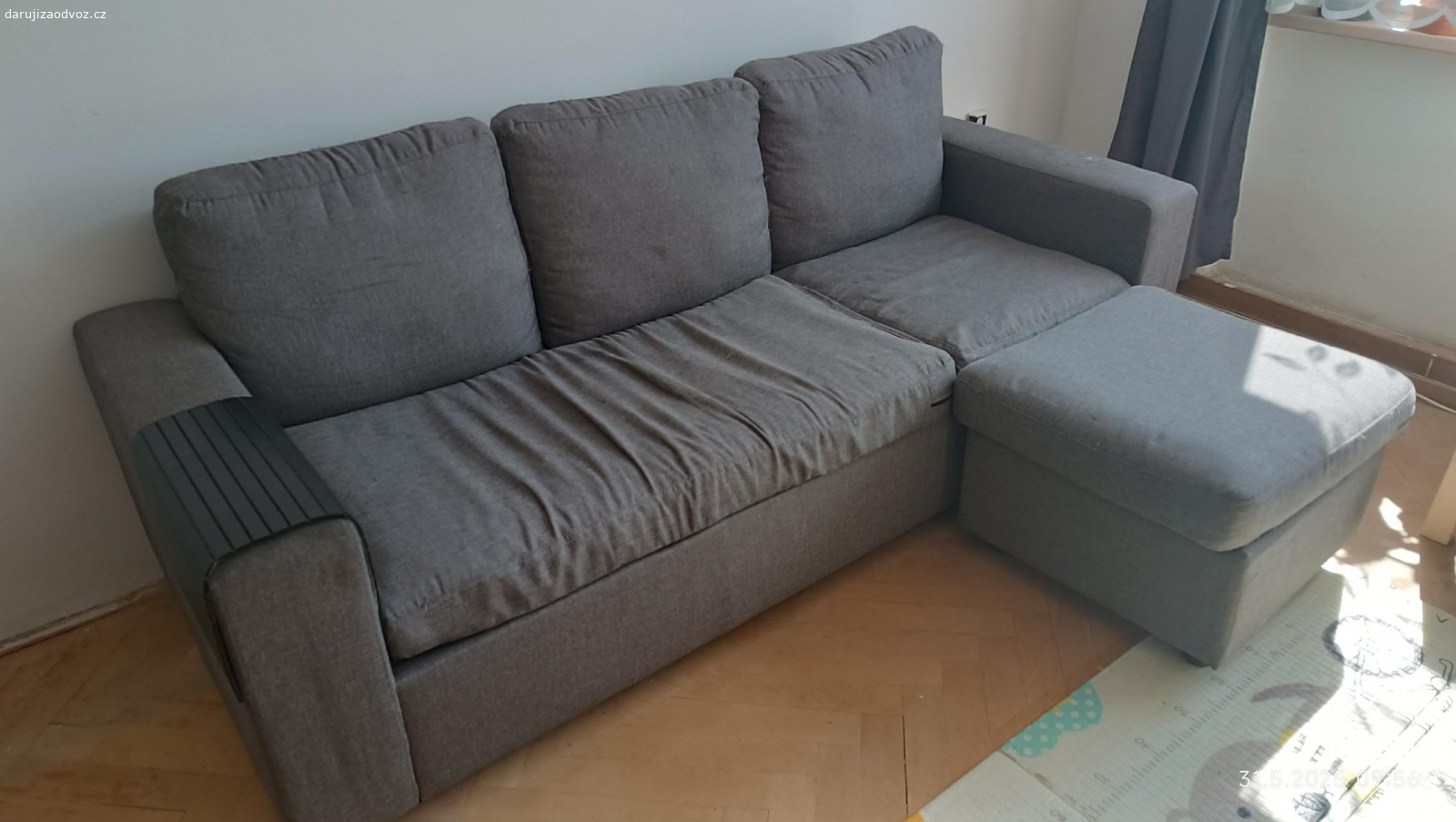 Daruji sedačku/gauč s taburetem. rozměry sedačky jsou délka 208cm, šířka 90cm
rozměry taburetu 60x60cm

sedačka není rozkládací a nemá úložný prostor