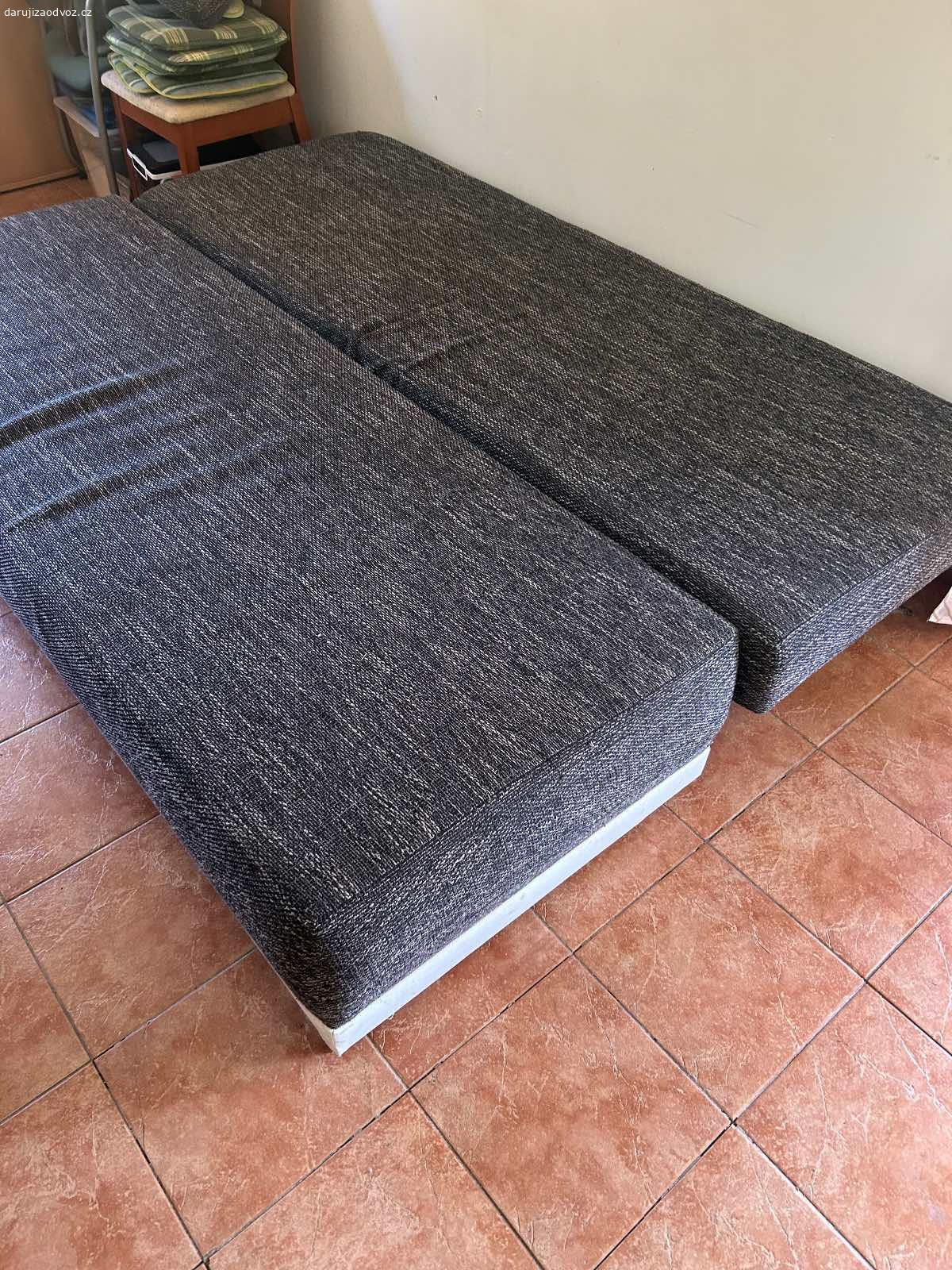 Daruji sedacku/gauč. Daruji sedacku za odvoz. Rozkladaci na dvouluzko, ulozny prostor. V dobrem stavu. Specha.