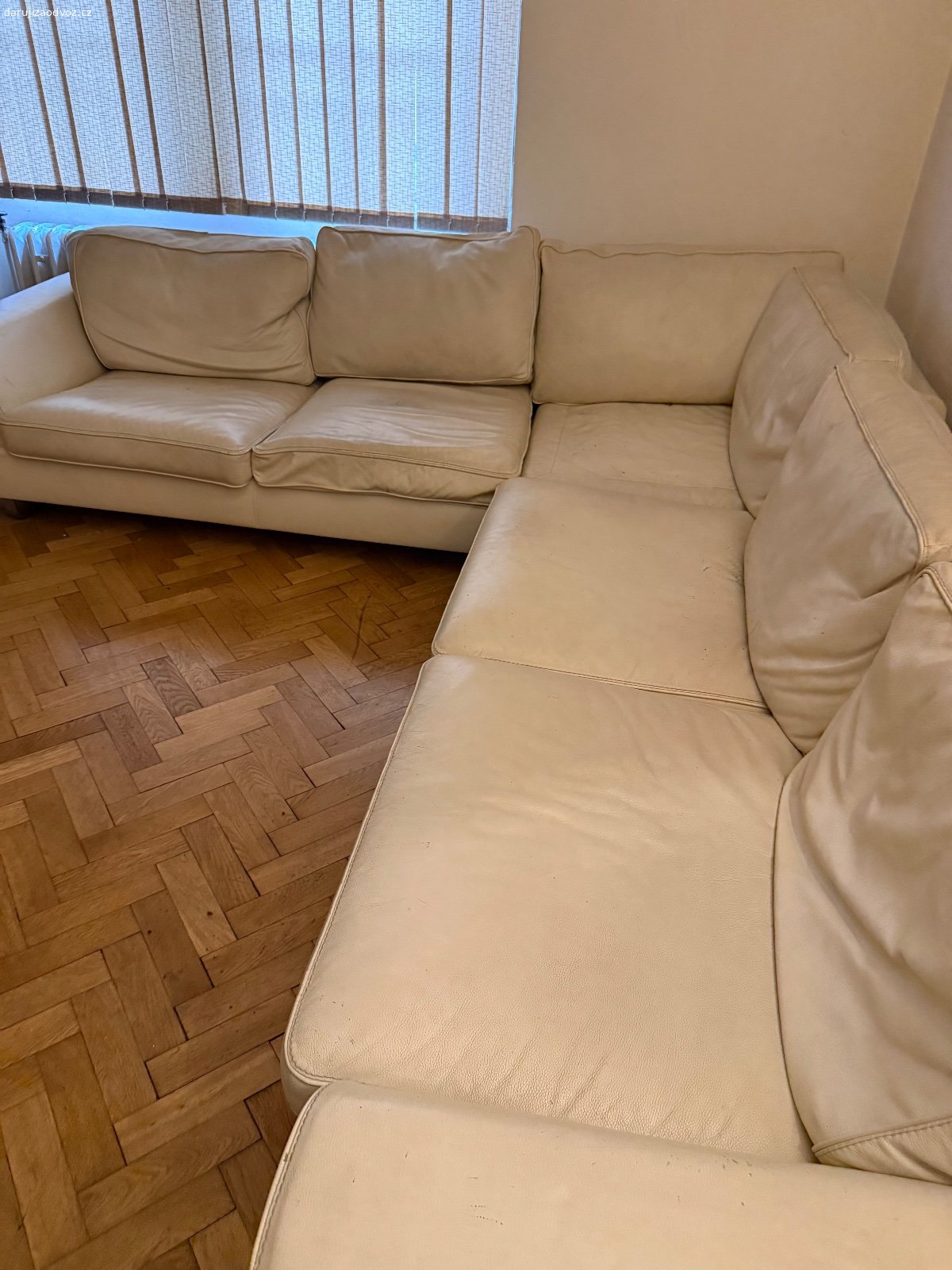 Daruji sedačku. Kožená sedačka