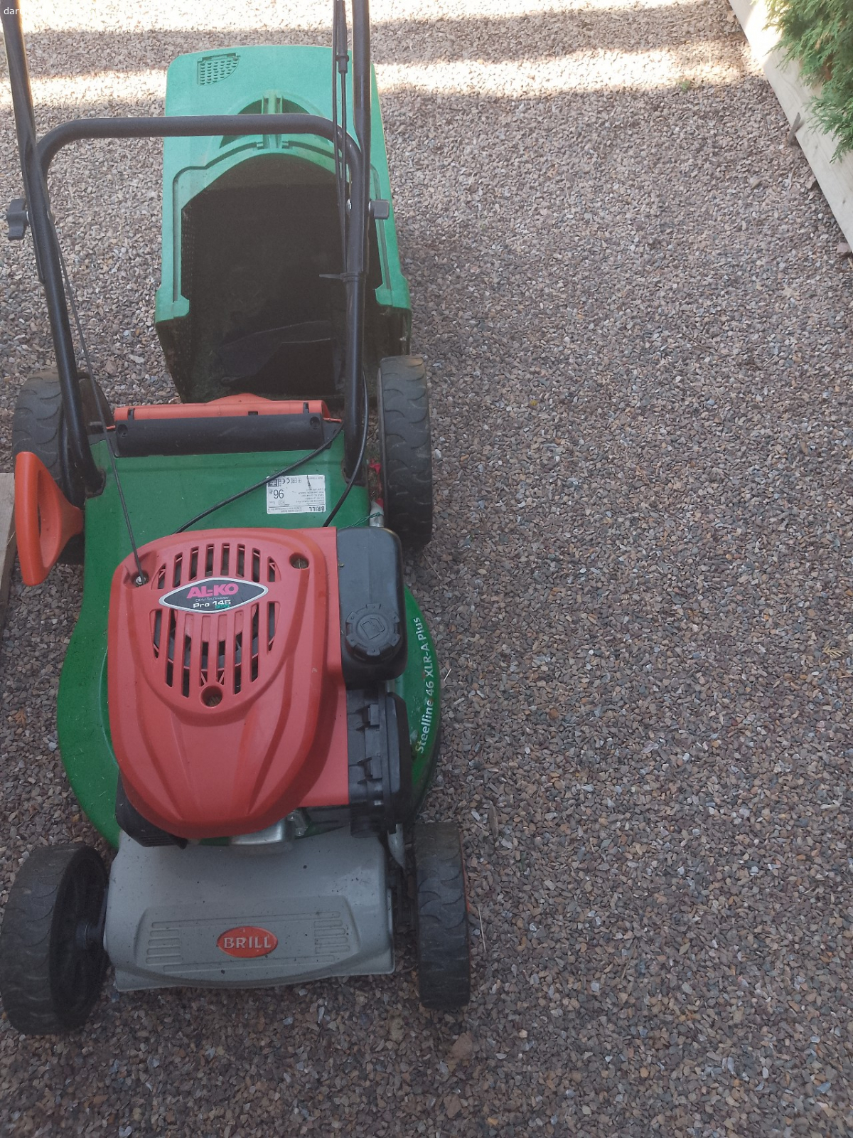 daruji sekačku pojezd. sekačka je funkční,jen potřebuje nový řemen a molitan do filtru odběr Břeclav