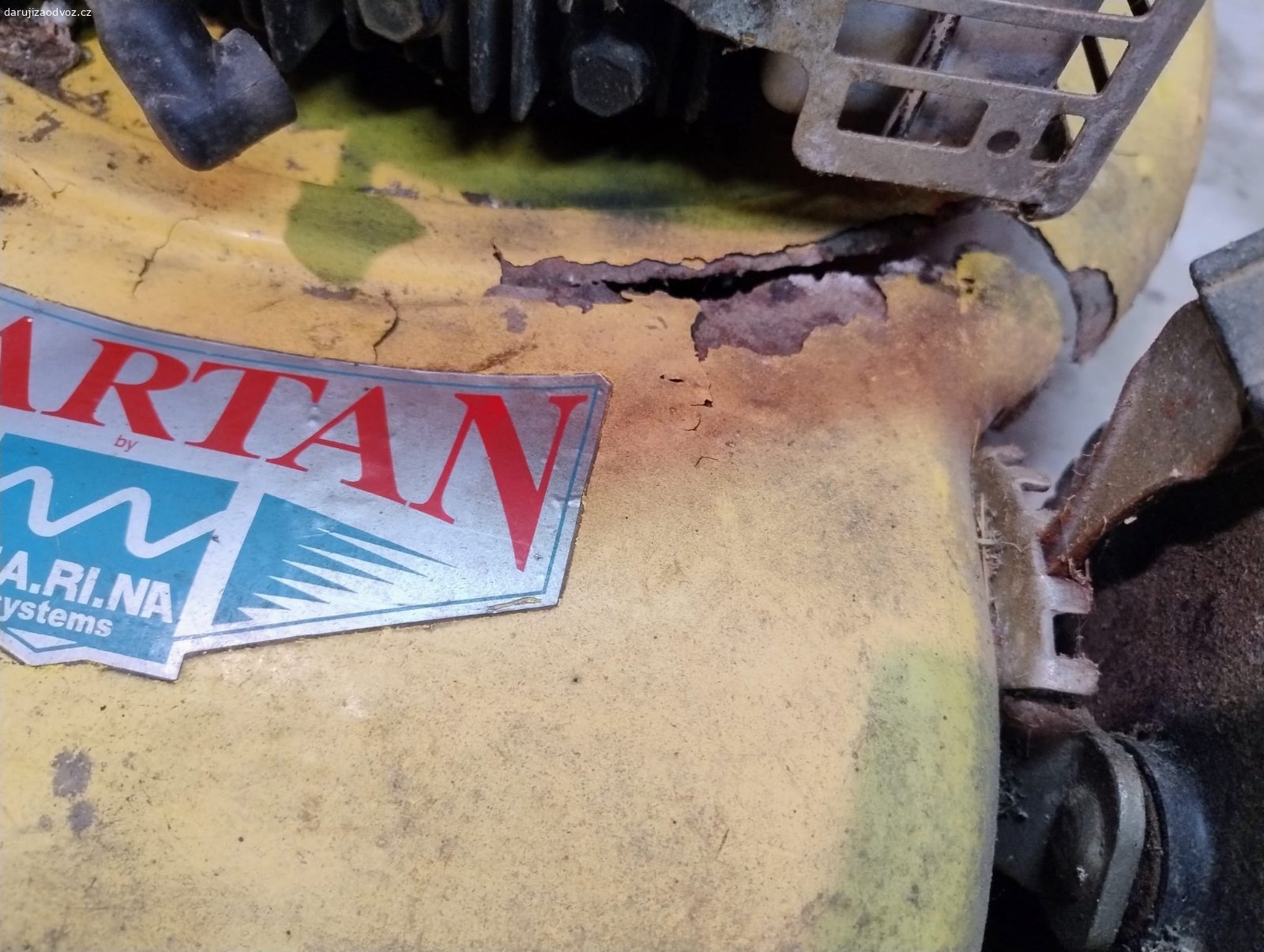 Daruji sekačku. Sekačka na trávu - nálezový stav, motor jde protočit, háže jiskru, silná koroze -viz.foto, na součástky pro toho, kdo má stejný typ