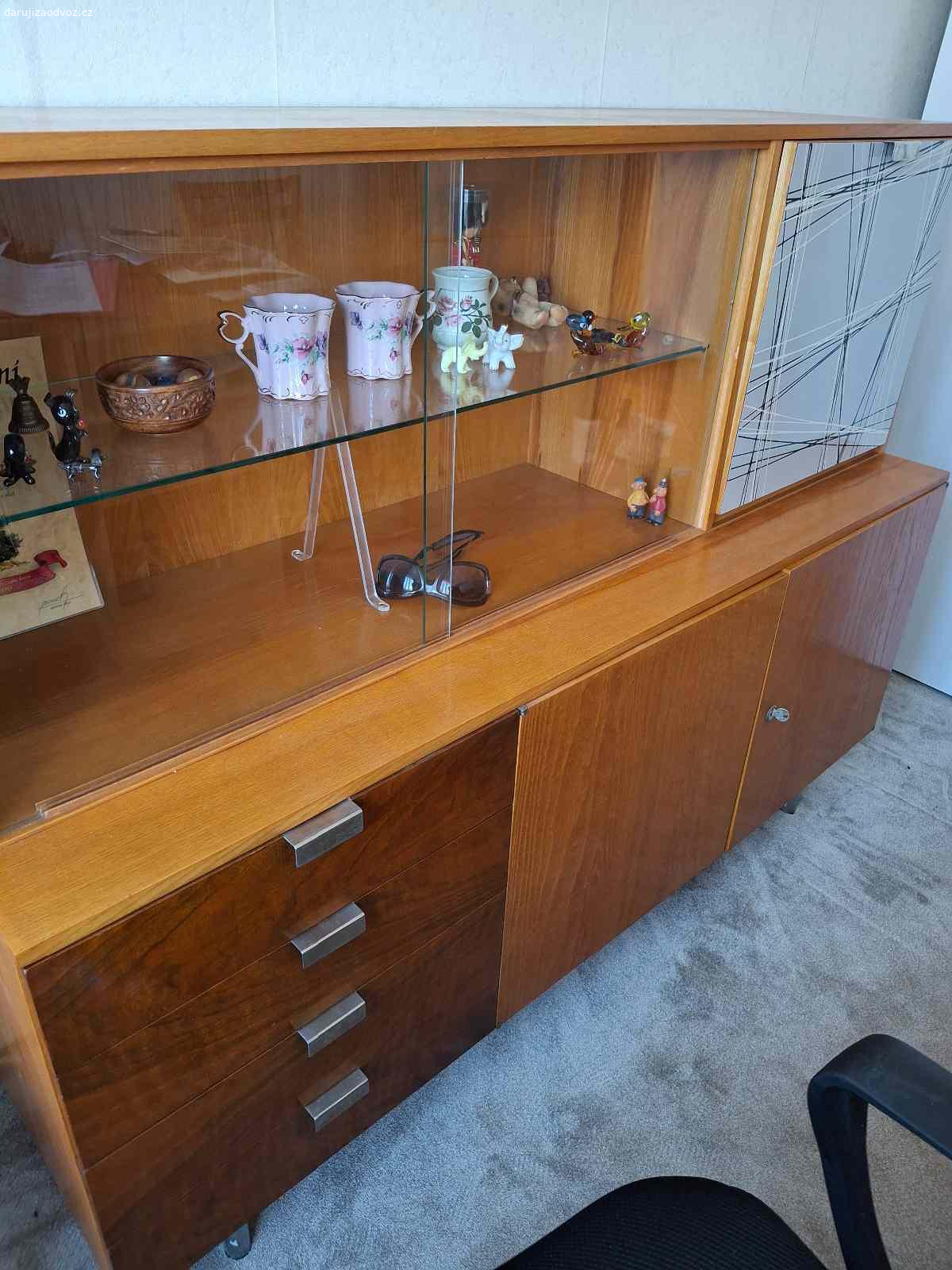 Daruji sekretář. Velmi zachovalý,  s vyklápěcími dvířky u baru, v dolní části police. Rozměry  150 x 117 x 47/35.