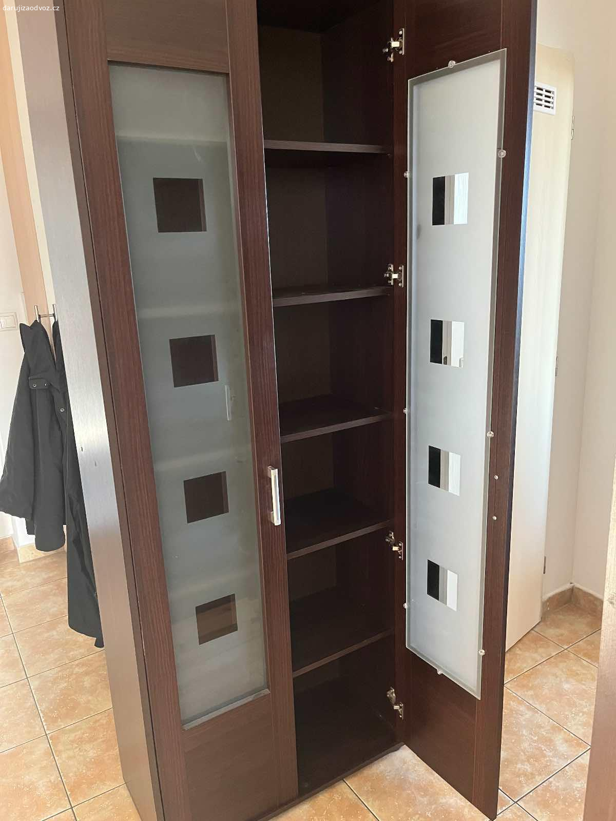 Daruji set skříní. Daruji tří skříně a komodu ze setu, možné si přijet i pouze pro jednu :)