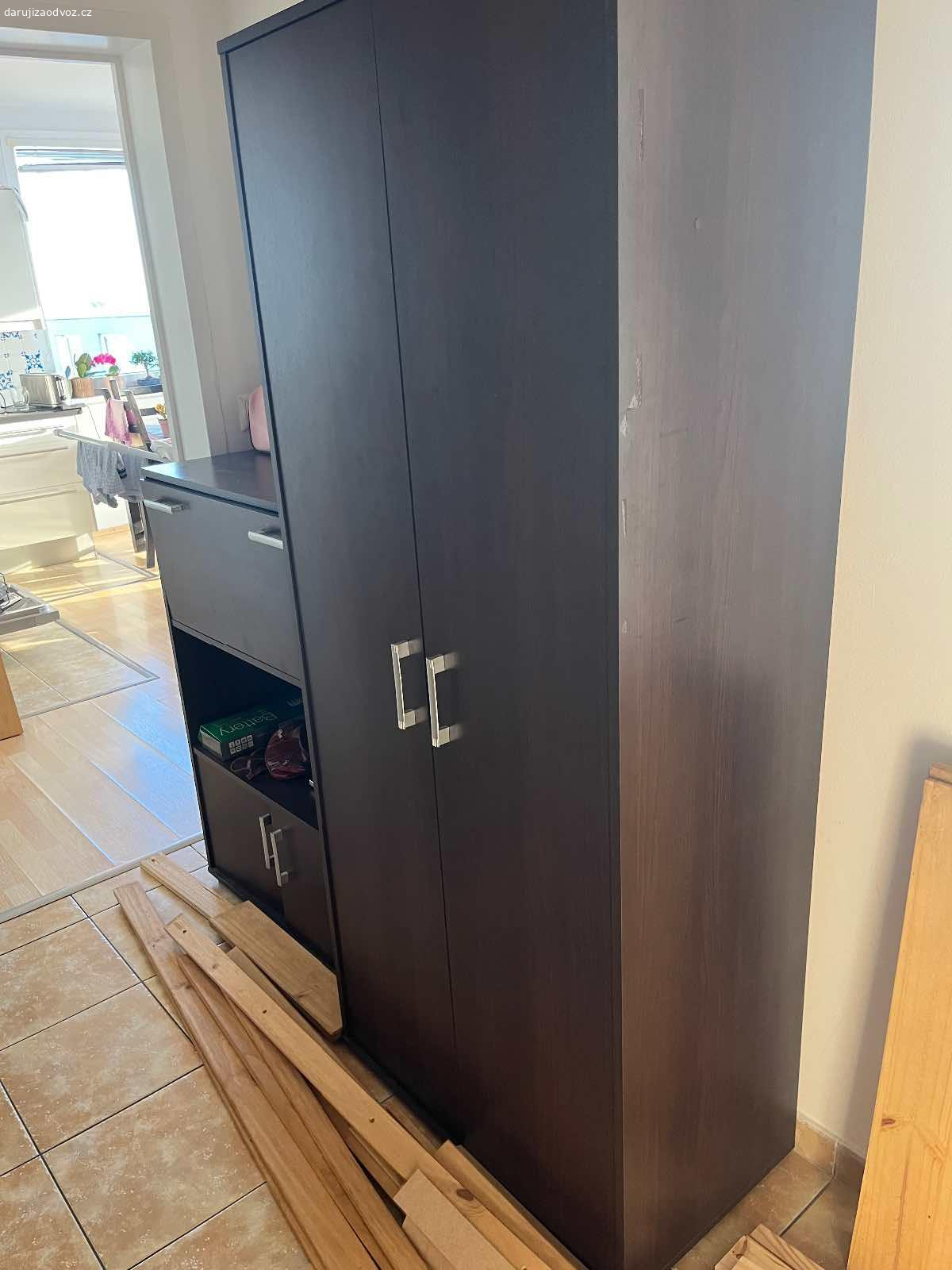 Daruji set skříní. Daruji tří skříně a komodu ze setu, možné si přijet i pouze pro jednu :)