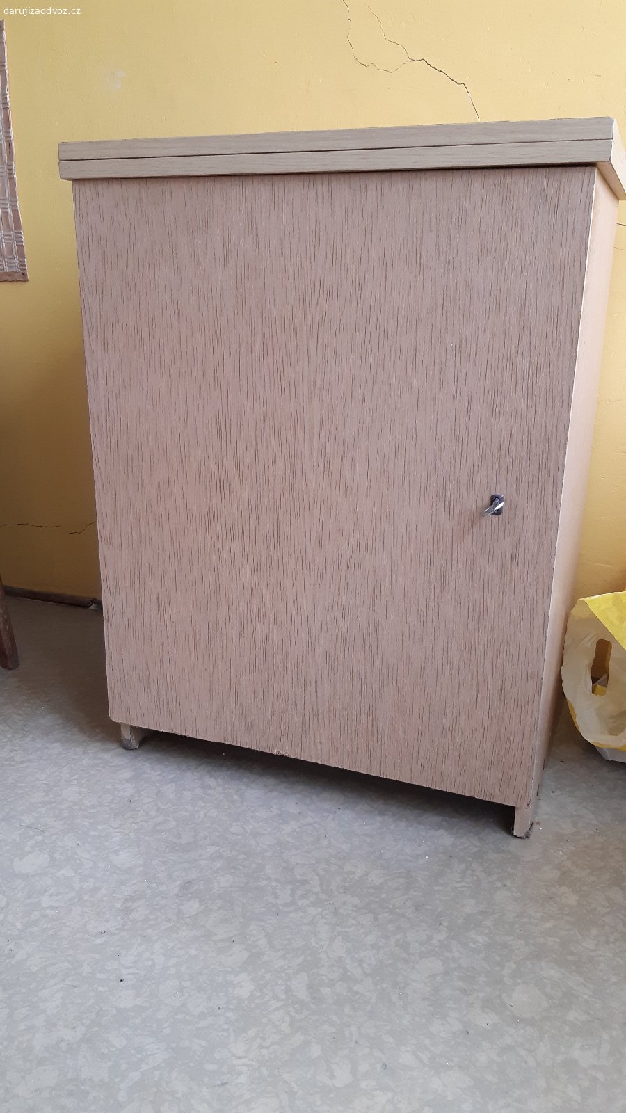 Daruji šicí stroj Lucznik.. Šicí stroj ve skříňce. Velikost 58x46 cm, výška 76 cm. Funkční.