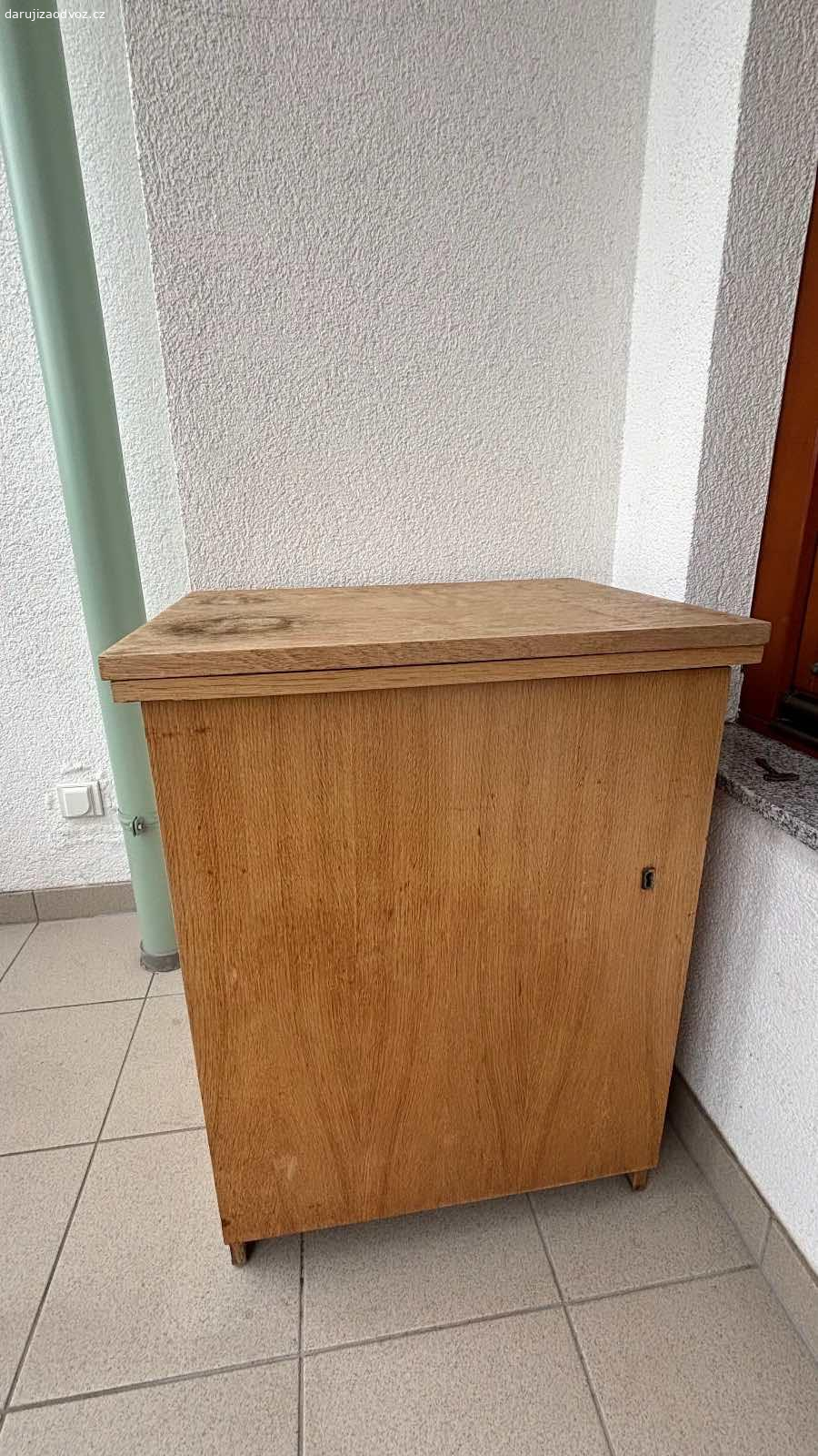 Daruji šicí stroj. Daruji za odvoz šicí stroj Veritas.