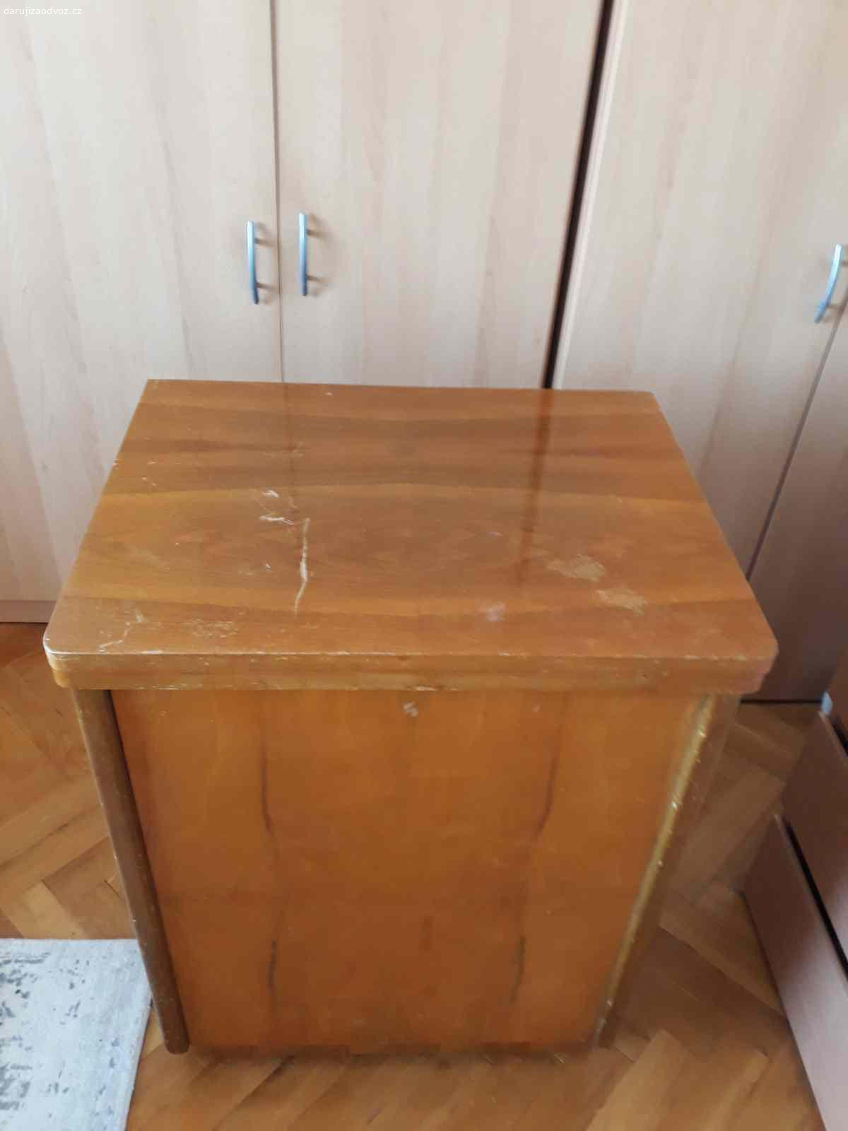 Daruji šicí stroj. Daruji šlapací šicí stroj zn. Minerva ve funkčním stavu.