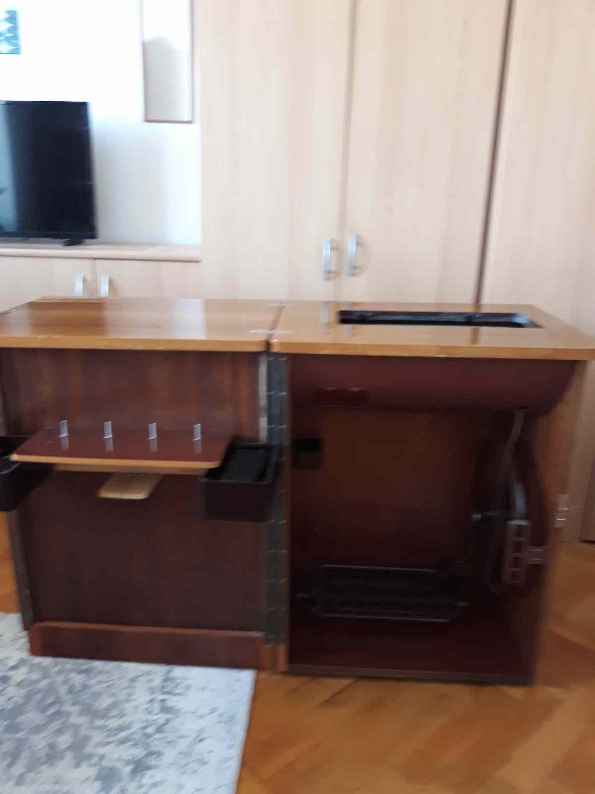 Daruji šicí stroj. Daruji šlapací šicí stroj zn. Minerva ve funkčním stavu.