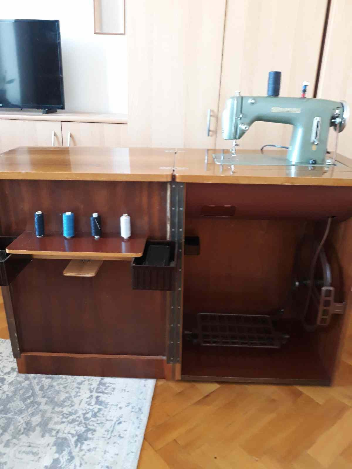 Daruji šicí stroj. Daruji šlapací šicí stroj zn. Minerva ve funkčním stavu.