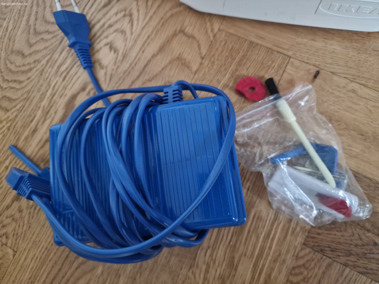 Daruji šicí stroj. Daruji šicí stroj Ikea. Funkční, ale zlobí podávání spodní nitě a její navíjení. Asi by stačilo rozebrat a vyčistit. Motor je v pořádku.