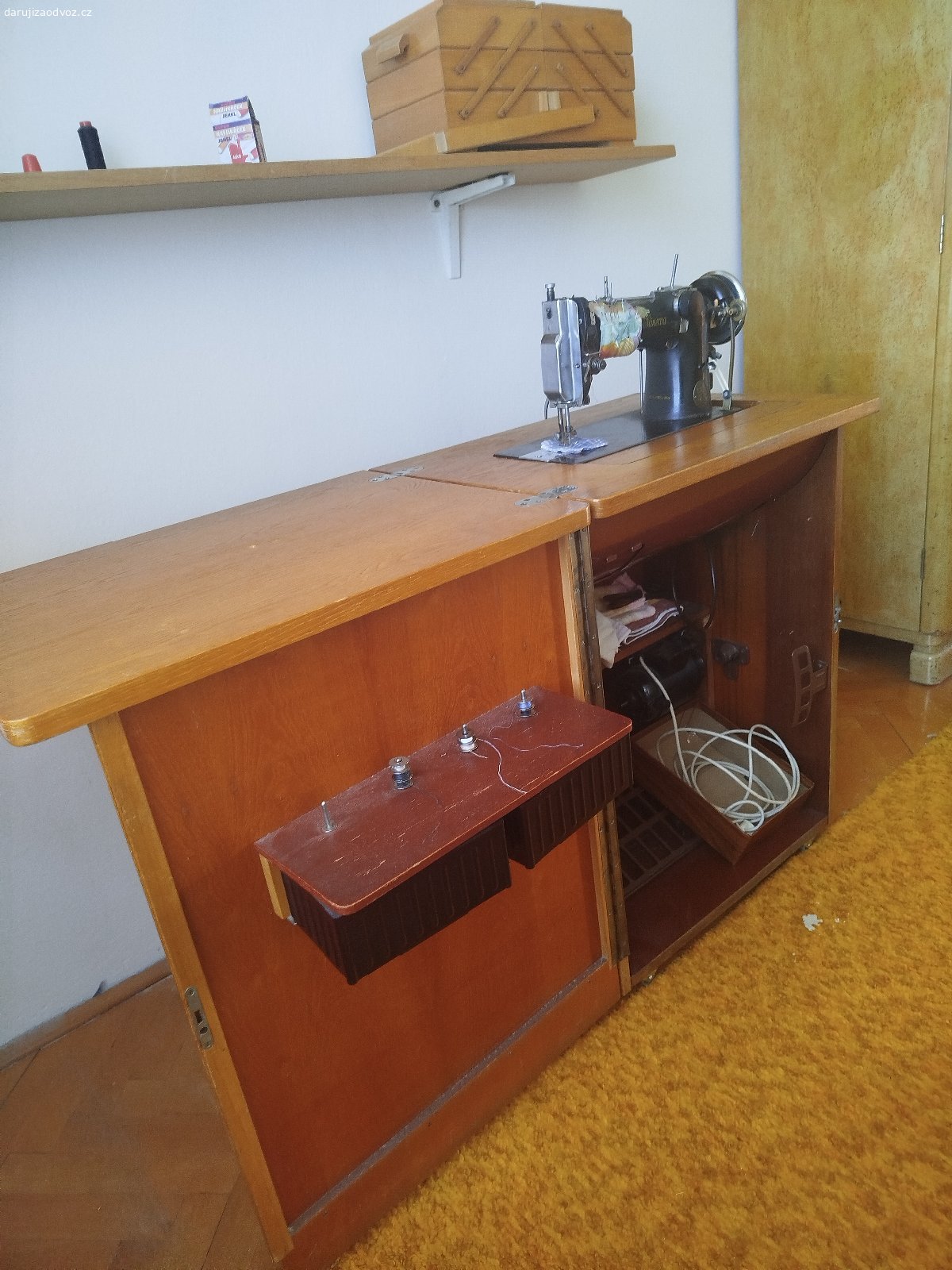 Daruji šicí stroj. Daruji šicí stroj.