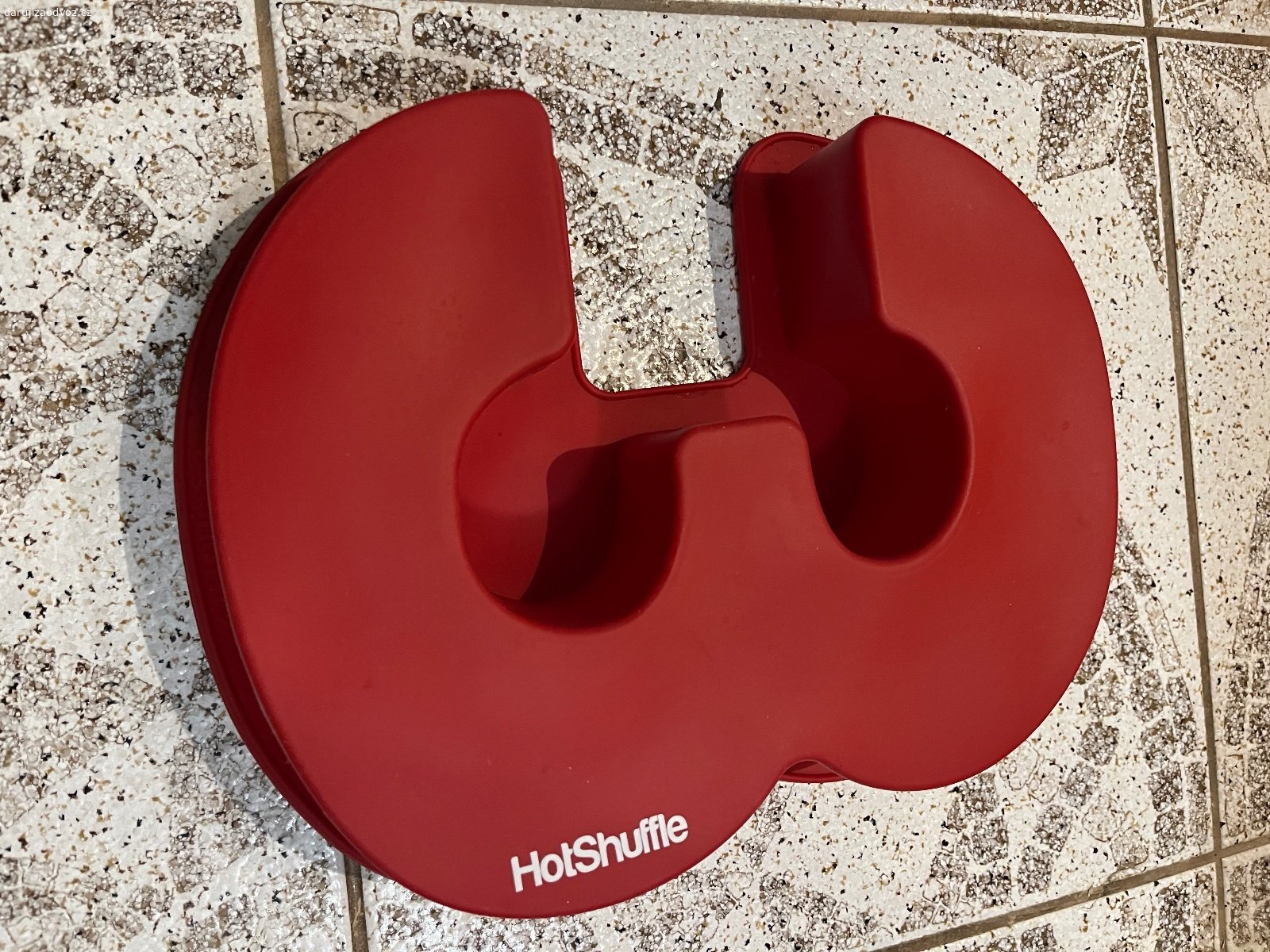 Daruji silikonové formy na dort HotShuffle. Tři formy viz obrázek (číslice 3,4,0). Nepoužité, délka asi 25 cm. Pouze osobní odběr Praha - Opatov, případně po domluvě v Nové Vsi u Mělníka.