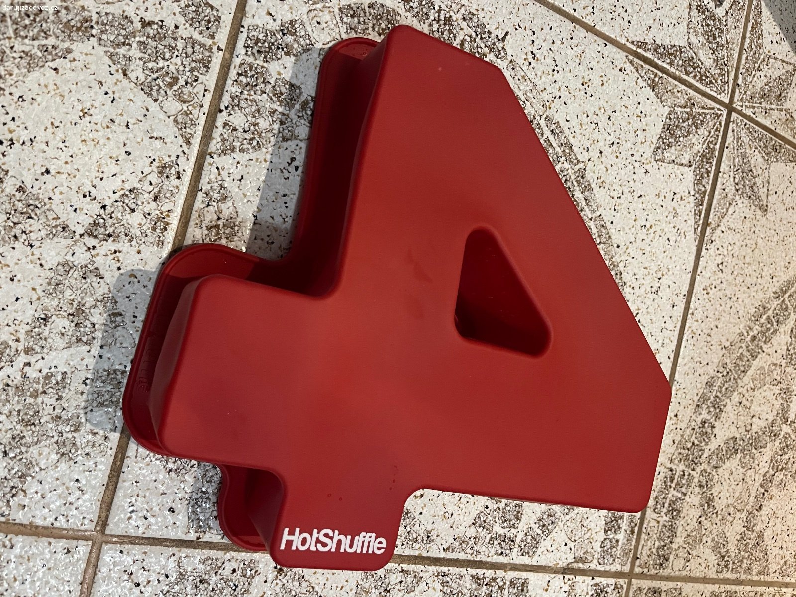 Daruji silikonové formy na dort HotShuffle. Tři formy viz obrázek (číslice 3,4,0). Nepoužité, délka asi 25 cm. Pouze osobní odběr Praha - Opatov, případně po domluvě v Nové Vsi u Mělníka.