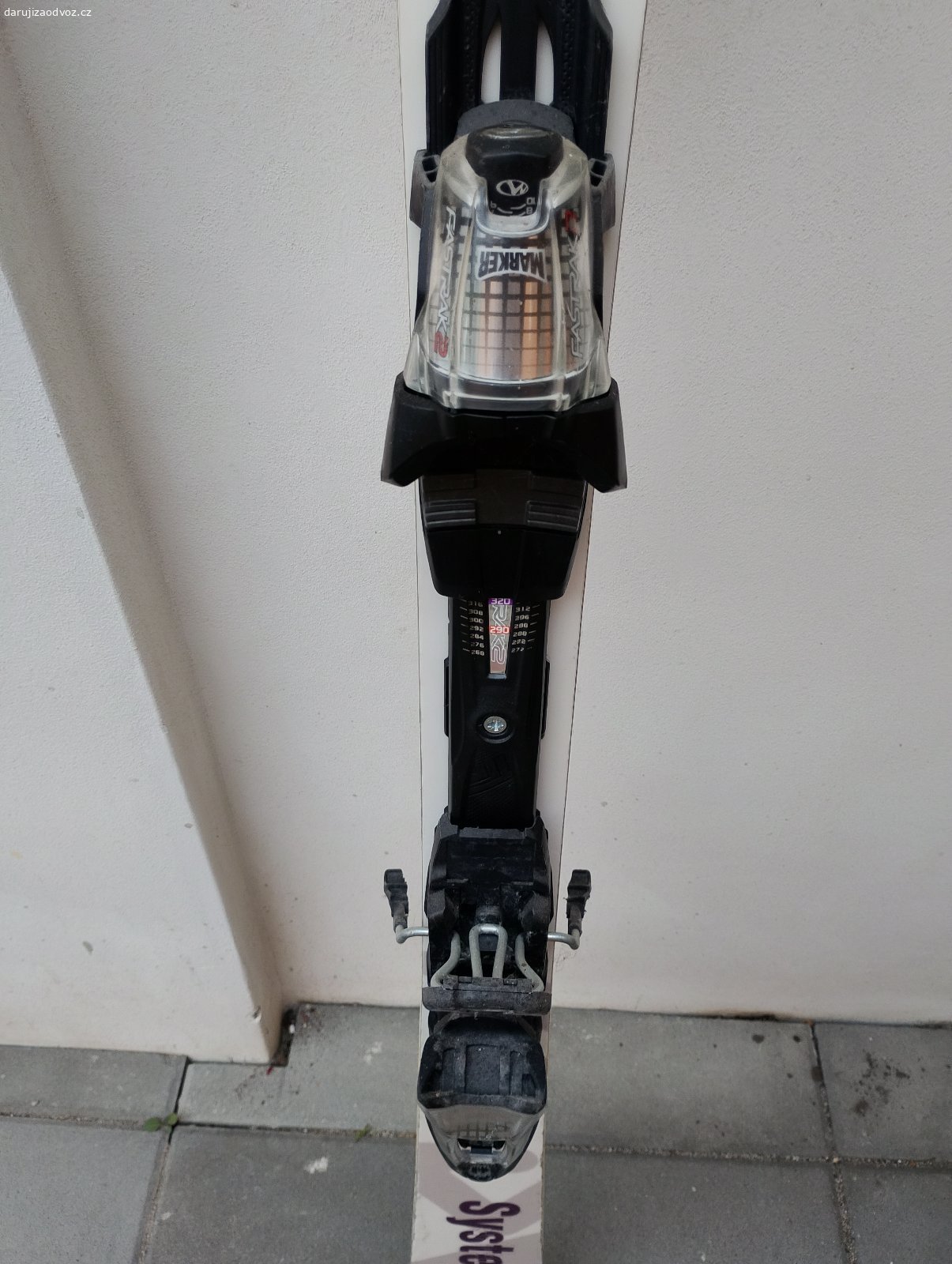 Daruji sjezdové lyže. Sjezdové lyže, upravené jako firemní benefit, postavené na závodní slalomce Lusti.  + vázání Marker  Fastrak 2
Délka 158 cm. 2 sezony jeté, cca 20 lyžařských dní.  Snadno ovladatelné točivé lyže. Nutno nechat nabrousit.