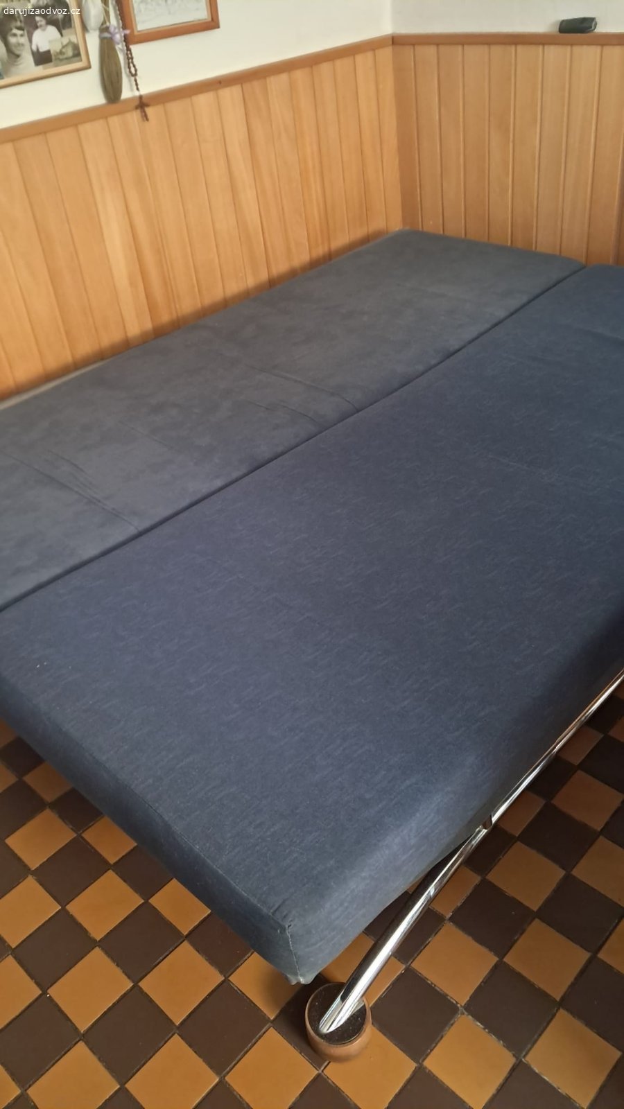Daruji skládací gauč s matrací za odvoz. Skládací gauč s úložným prostorem, při rozložení rozměry 140x200 a k němu ještě navíc matrace, která se dá položit na něj, také 140x200x12 cm. Daruji za odvoz, místo: Nepomuk (u Žinkov)