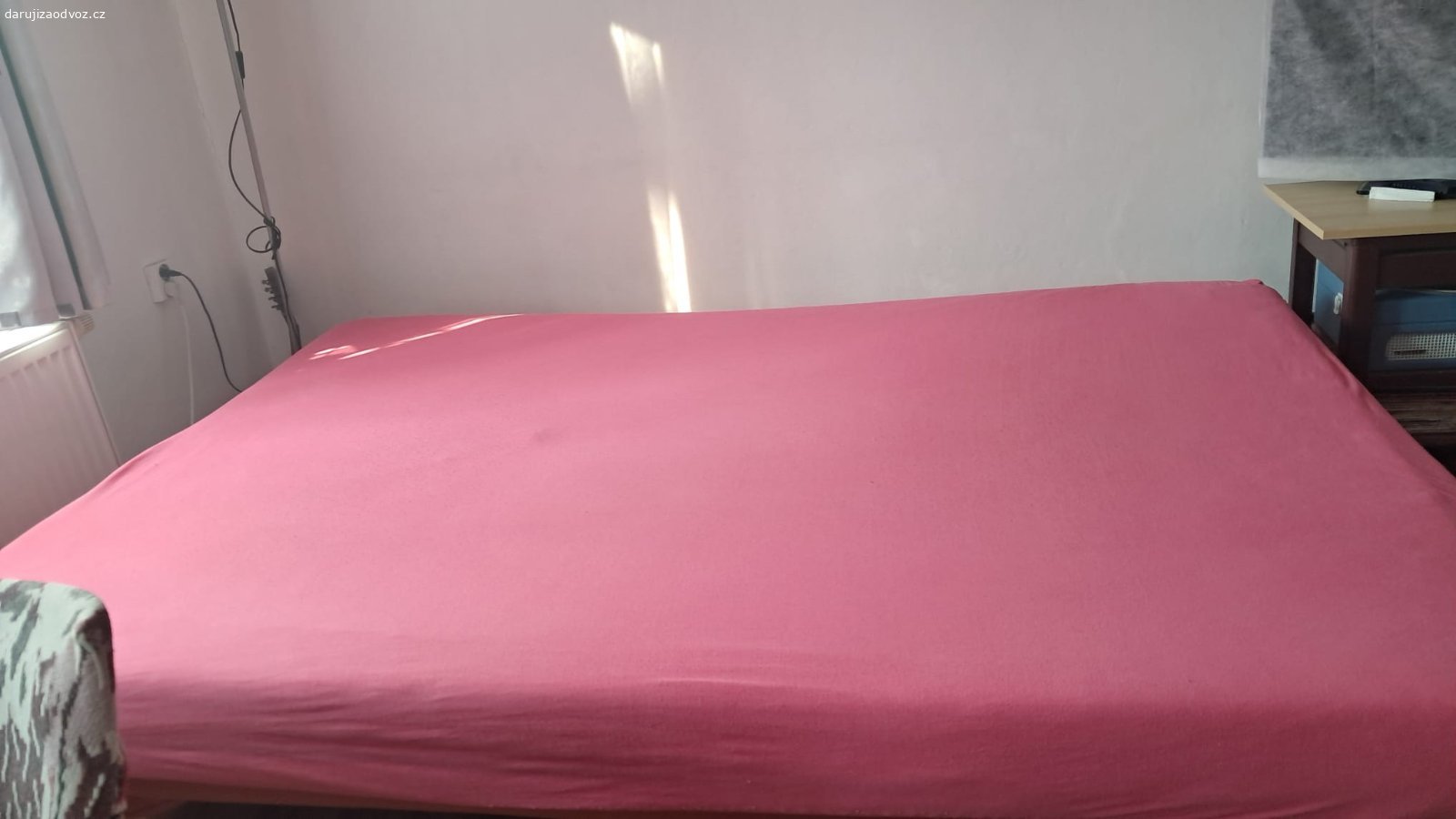 Daruji skládací gauč s matrací za odvoz. Skládací gauč s úložným prostorem, při rozložení rozměry 140x200 a k němu ještě navíc matrace, která se dá položit na něj, také 140x200x12 cm. Daruji za odvoz, místo: Nepomuk (u Žinkov)