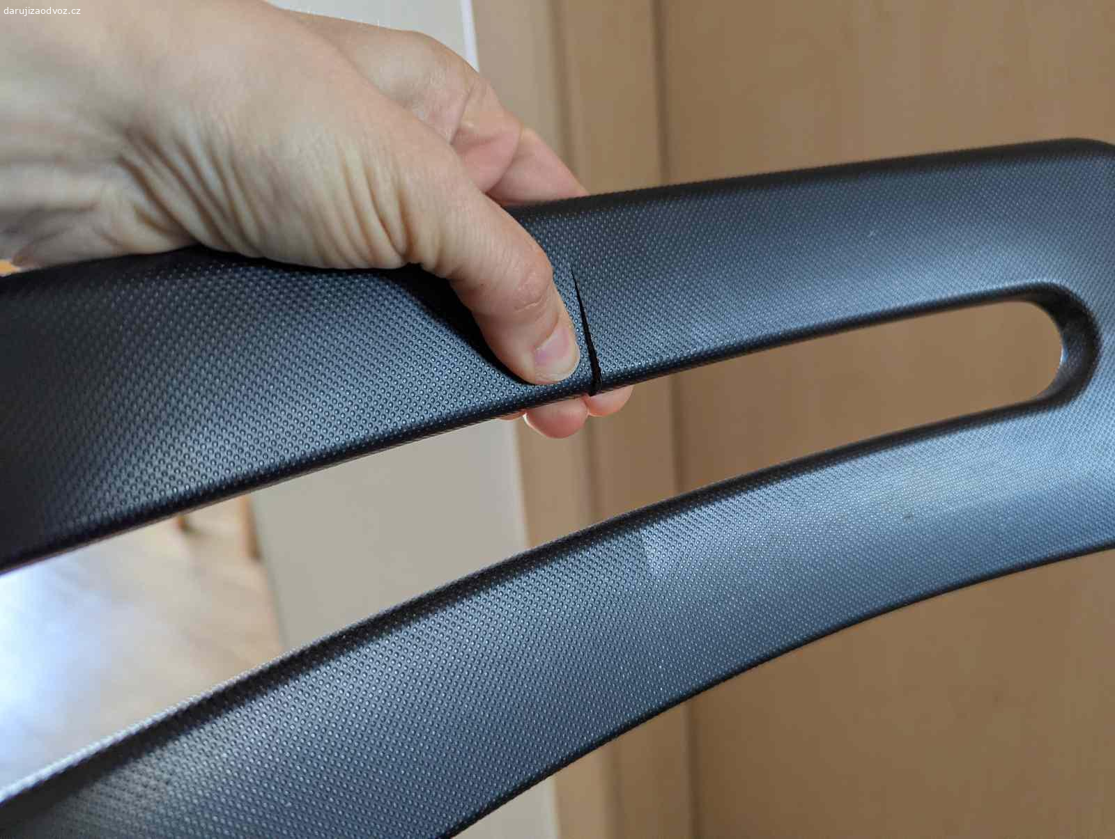 Daruji skladaci zidli. Daruji cernou skladaci zidli Ikea. Na sedadle je bily flicek a na nohach dole je postrikana bilou barvou. V horni casti je lehce nakrapla. Vse viz foto. Vyzvednuti na ul. Pod strani (u metra Skalka).