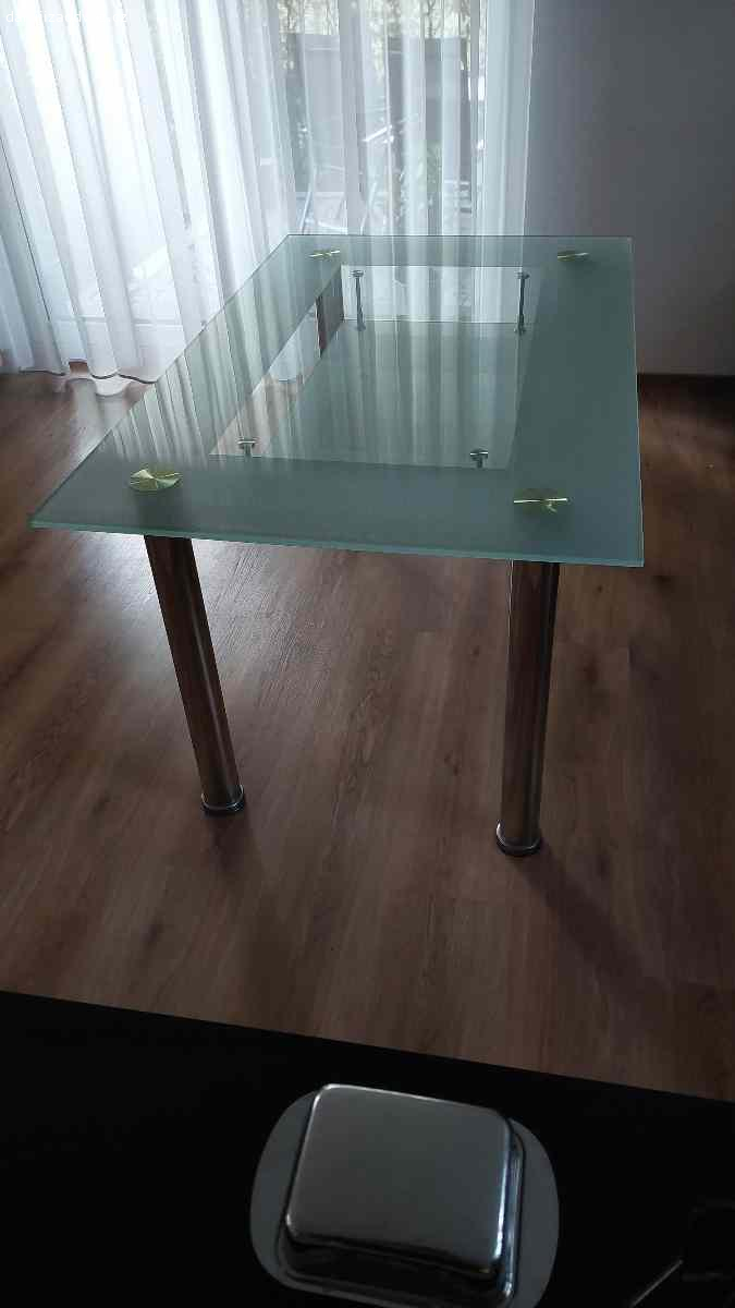 Daruji skleněný stůl. Daruji použitý kuchyňský stůl, skleněný, běžné opotřebení, drobné vlasečnicové poškrábání na první pohled neviditelné, ze spodní strany částečně pískováno.