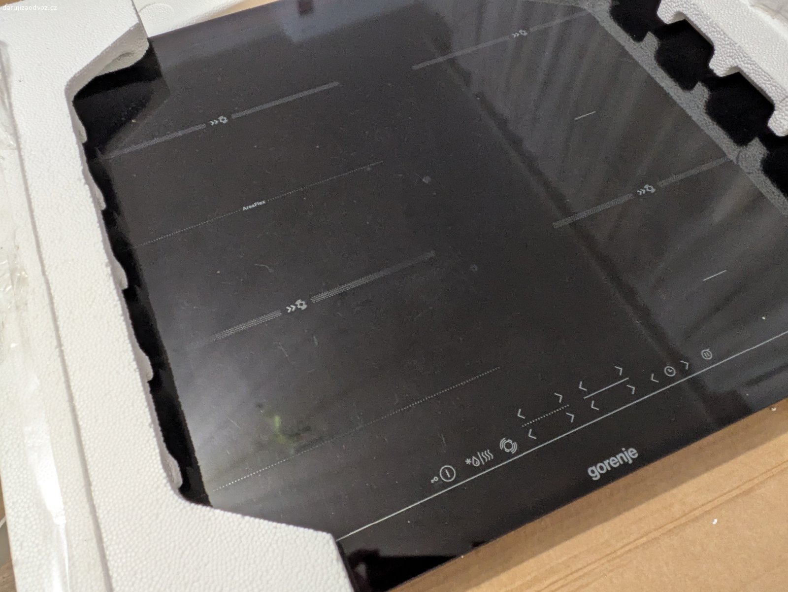 [REZERVOVÁNO] Daruji sklokeramickou desku Gorenje. Sklokeramická varná deska Gorenje BI6 BC-T0.
- Výkonná
- Funkční
- Povrch OK
- Při ovládání se někdy musí zmáčknout víckrát