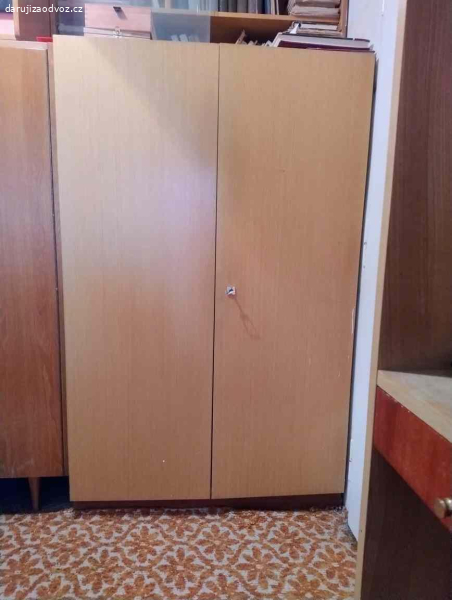 Daruji skříň a rozkládací gauč.