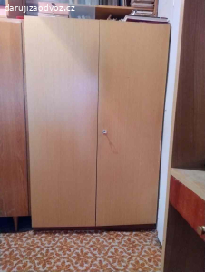 Daruji skříň a rozkládací gauč.