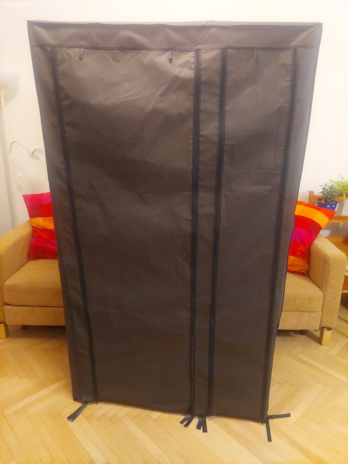Daruji skříň Damhus z Jysku. Daruji černou skříň. Lehká, konstrukce jako stan. Rozměry: výška 174 cm x šířka 100 cm x hloubka 45 cm. Koupila jsem ji před dvěma lety. Má místy bílá místa od omítky od zdi a v jednom místě (vzadu vpravo nahoře) má malou dírku. Dá se lehce převézt i bez auta ve veřejné dopravě.