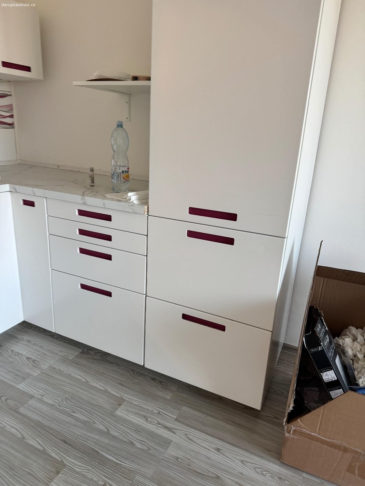 Daruji skříň na vestavnou lednici IKEA. Za odvoz daruji bílou skříň na vestavnou lednici IKEA METOD. Skříň je vysoká cca 2m. Horní část je uzpůsobená pro lednici, v dolní části jsou poličky. 

Růžová "madla" lze přelepit na bílá/tmavě hňedý dekor dřeva - originální přelepy mám k dispozici.
Momentálně je částečně demontovaná, ale kompletní.