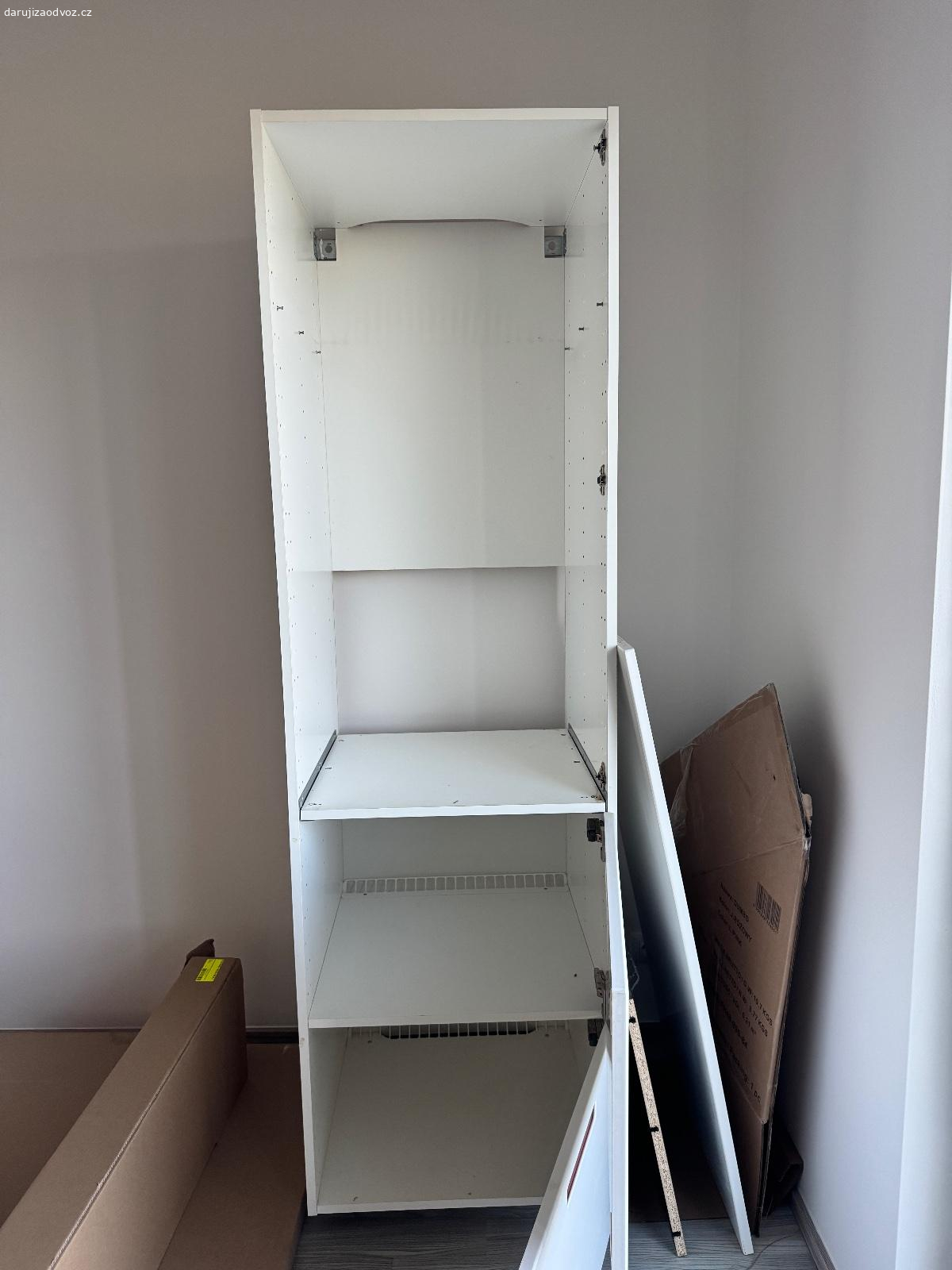 Daruji skříň na vestavnou lednici IKEA. Za odvoz daruji bílou skříň na vestavnou lednici IKEA METOD. Skříň je vysoká cca 2m. Horní část je uzpůsobená pro lednici, v dolní části jsou poličky. 

Růžová "madla" lze přelepit na bílá/tmavě hňedý dekor dřeva - originální přelepy mám k dispozici.
Momentálně je částečně demontovaná, ale kompletní.