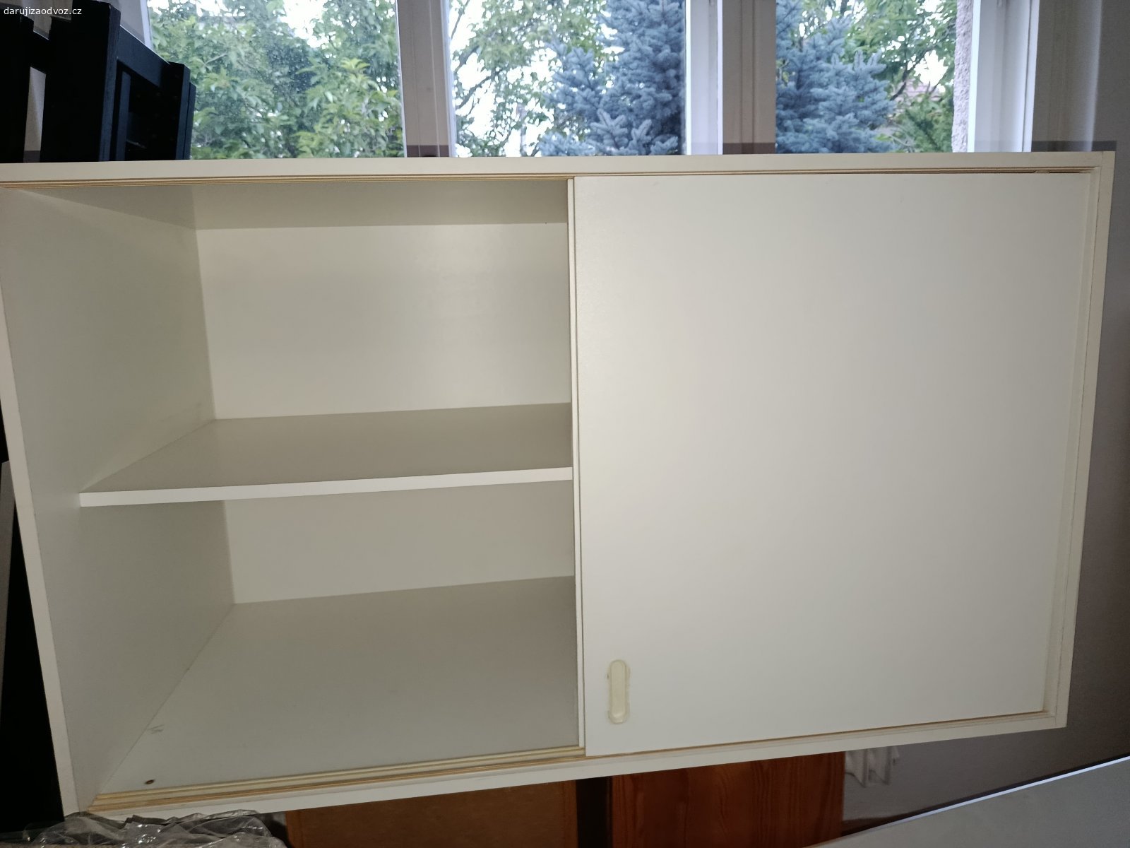 Daruji skříň s nástavcem. Daruji skříň s nástavcem. Celkové rozměry cca 115x60x230 cm. Skříň má 2 sekce jednu na ramínka a druhou s poličkami. Poličky jsou k dispozici.