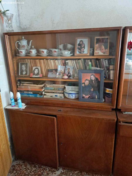 Daruji skříň s vitrínou