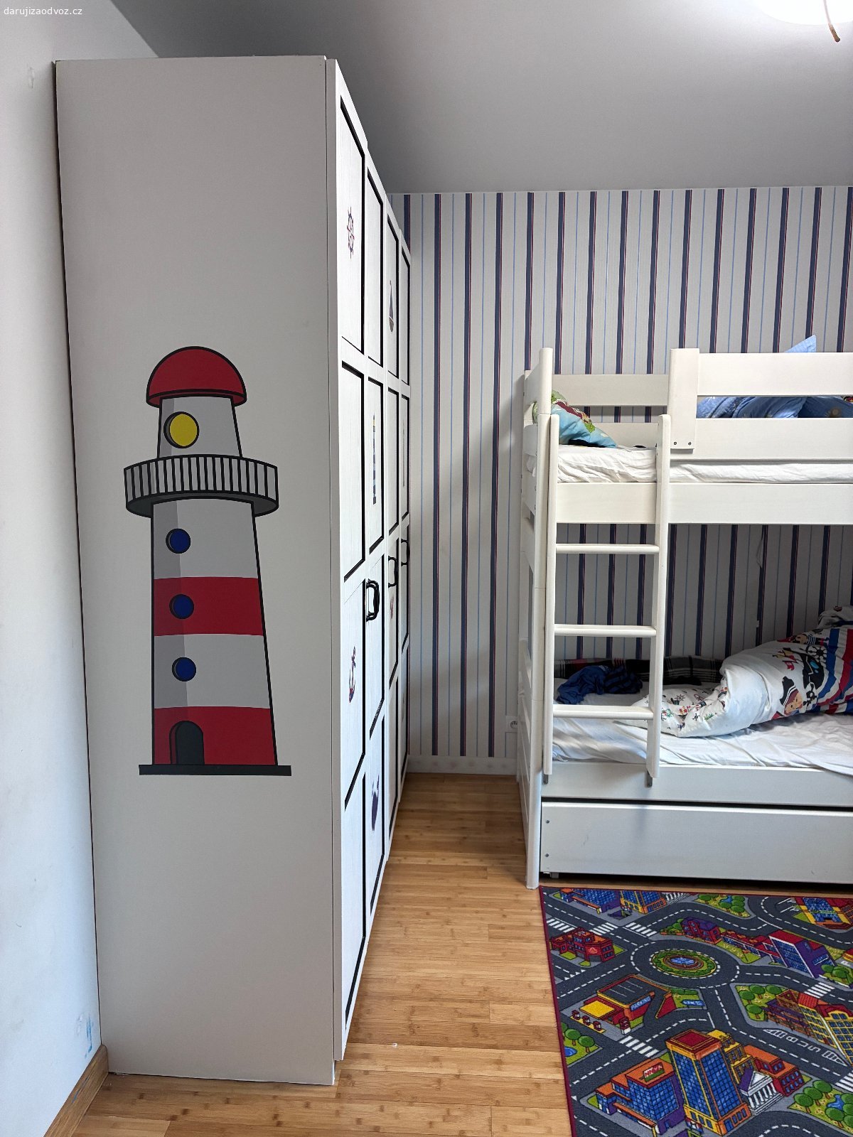 REZERVACE: Daruji skrin z Ikea. Puvodne tmave hneda skrin, vnejsi dvere a leva strana je polepena bilou samolepici tapetou. Skrin je rozlozena krome supliku, popsany pytlicky s dily, i jednotlive police a stojky, aby sla lehce slozit. Sklada se ze 3 modulu. 100+50+50, sirka 200cm. Fotky ukazou vice.