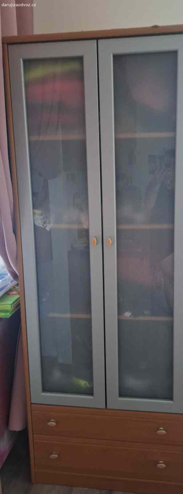 Daruji skříň,stůl a dvě židle. Daruji skříň,stůl a dvě židle,v zachovalém stavu.
K vyzvednutí možné  od.22.9.Jsem samoživitelka s roční holčičkou,takže pokud za nabytek koupíte dceři třeba jeden balik plenek,budu ráda,ovšem není to podminkou...