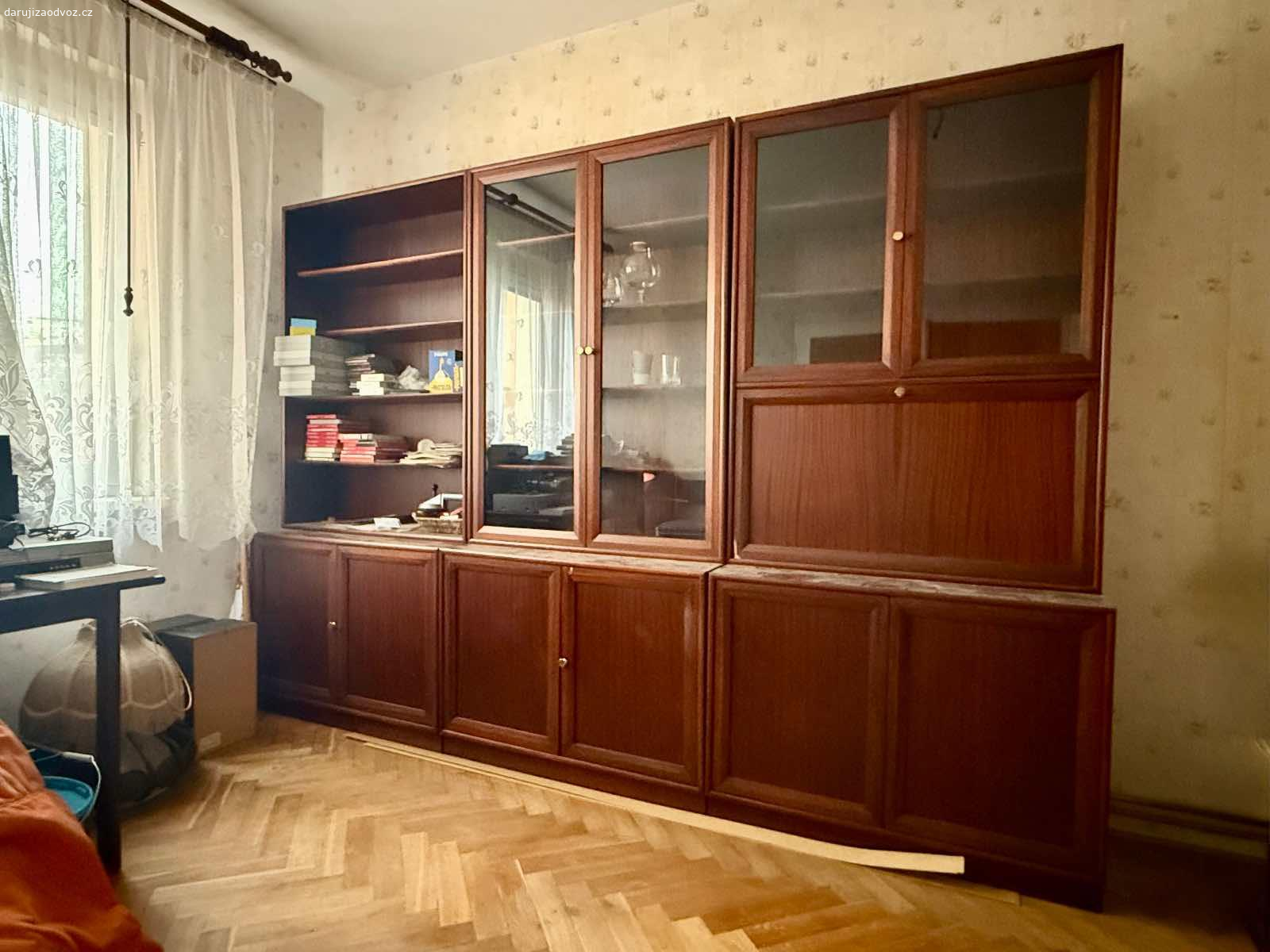 Daruji skříň. Daruji starou skříň za odvoz. Skříň je rozložitelná na 3 samostatné kusy. V jednom rohu skříně je uštíply kus rohu. Viditelné na fotce.
Rozměry š 288 cm x v 200 cm x 47 cm.
