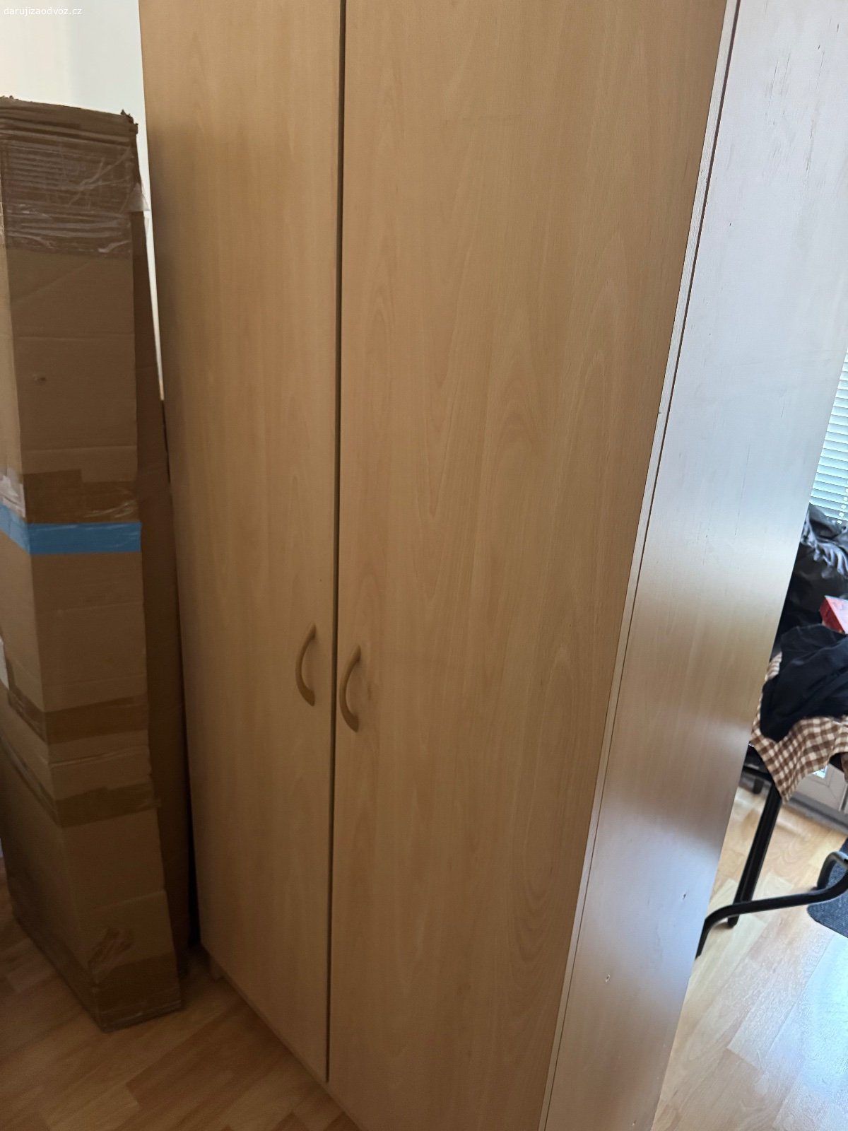 Daruji Skříň. Dřevěná skříň s fochy vevnitř. Vhodná na oblečení.
Bez vad, pomohu s demontáží.