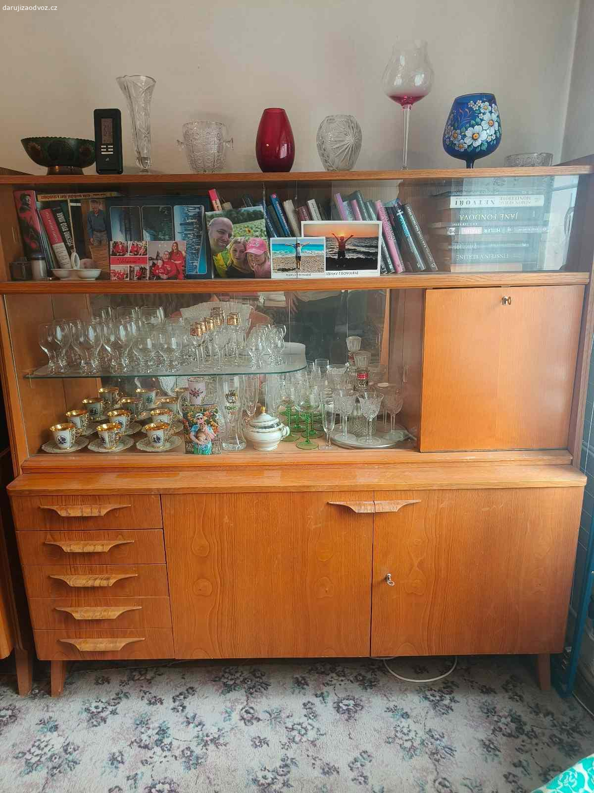 Daruji skříně a postel. Zbavujeme se starého nábytku z důvodu rekonstrukce. Znojmo centrum.