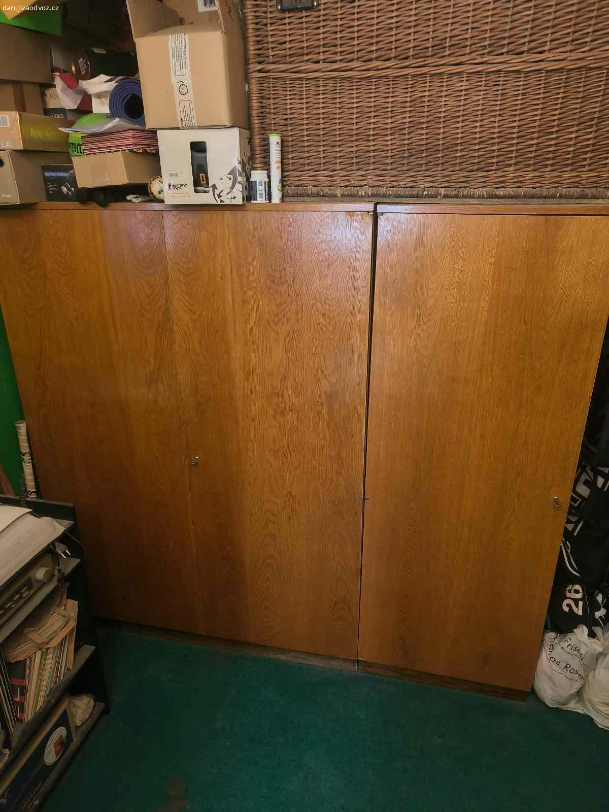 Daruji skříně a postel. Zbavujeme se starého nábytku z důvodu rekonstrukce. Znojmo centrum.