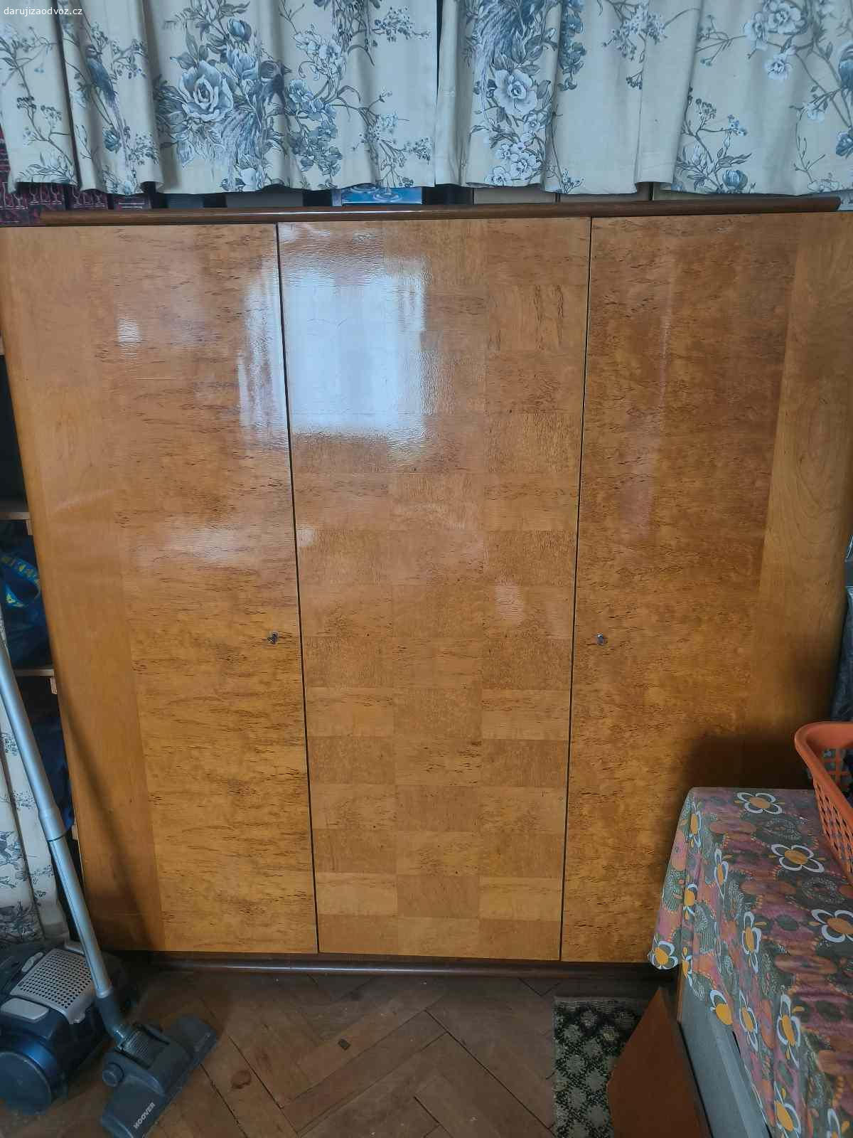 Daruji skříně a postel. Zbavujeme se starého nábytku z důvodu rekonstrukce. Znojmo centrum.