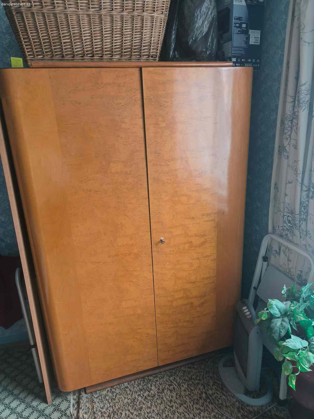 Daruji skříně a postel. Zbavujeme se starého nábytku z důvodu rekonstrukce. Znojmo centrum.